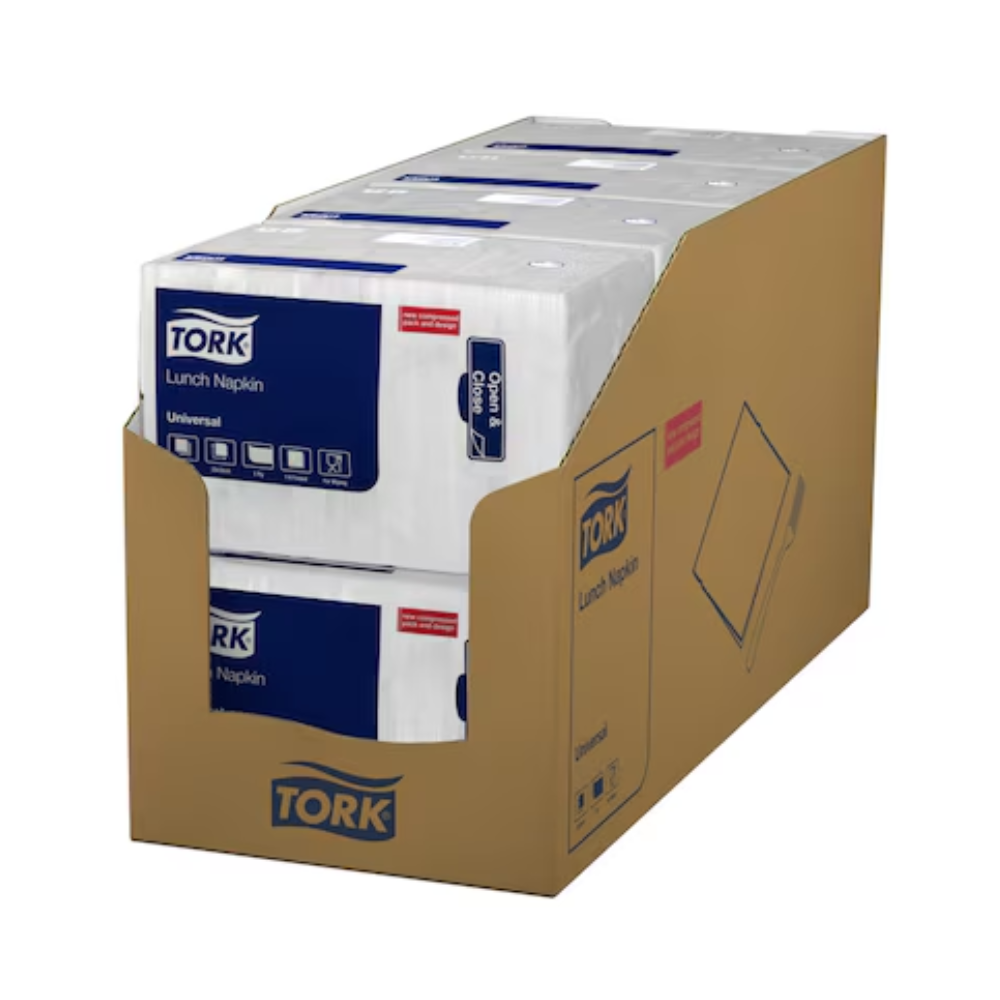 Ein Karton mit mehreren Packungen Tork 509300 Lunchserviette Weiß Universal 1-lagig von TORK – Essity Professional Hygiene Germany GmbH. Die überwiegend weiße Verpackung weist blaue und rote Akzente auf und zeigt den Markennamen, Produktdetails und betont, dass die Servietten industriell kompostierbar sind, was sie perfekt für Schnellrestaurants macht.