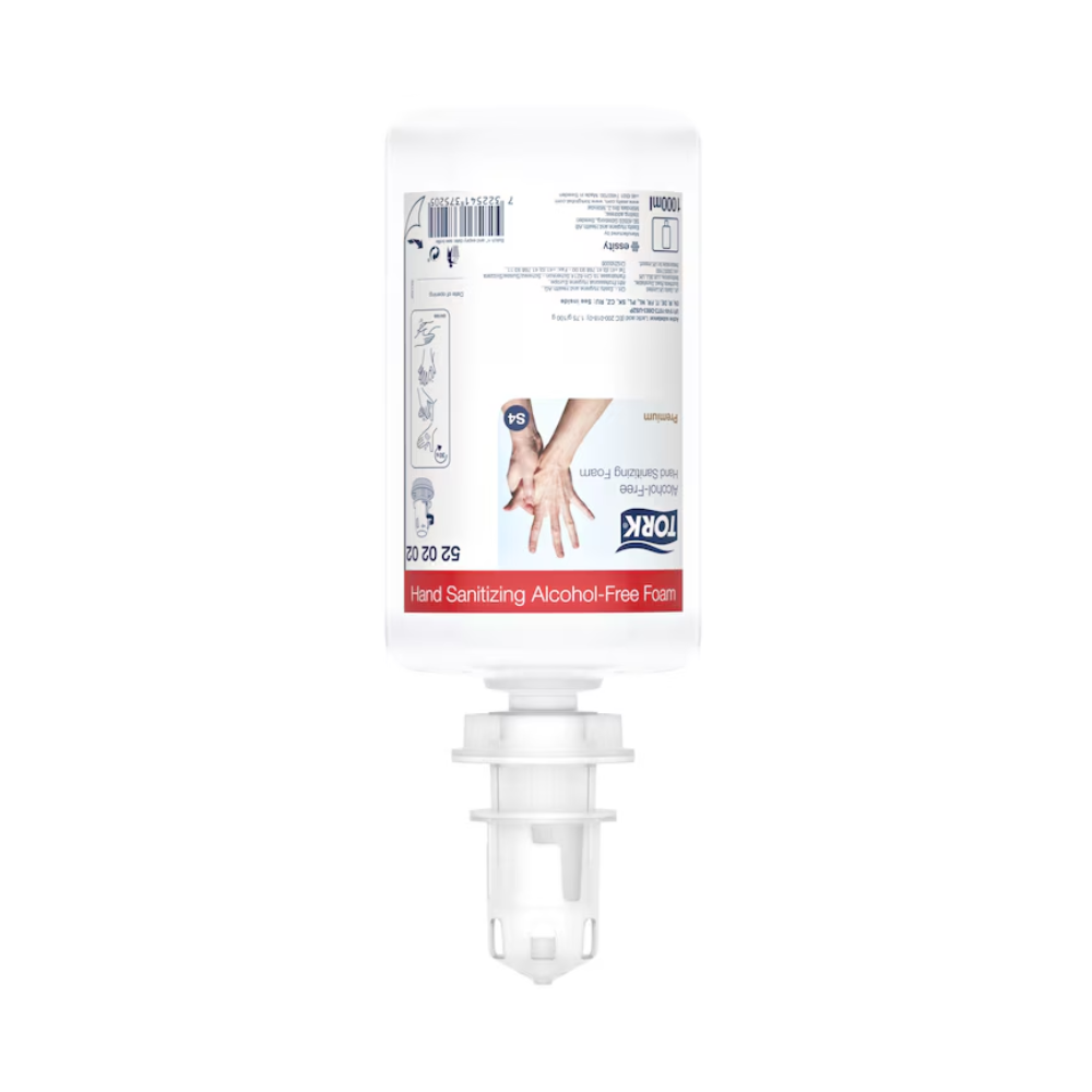 Eine transparente und weiße Flasche Tork 520202 alkoholfreier Händedesinfektionsschaum Premium S4 von TORK – Essity Professional Hygiene Germany GmbH. Die Flasche ist umgedreht und mit einer Spenderdüse versehen, um eine nachhaltige Handhygiene zu fördern. Das Etikett enthält Gebrauchsanweisungen und Produktdetails in mehreren Sprachen.