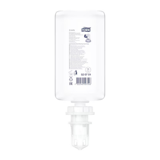 Eine transparente 1000-ml-Nachfüllflasche Tork 520701 Sensitive Hand-Schaumseife Premium S4 aus Kunststoff mit weißem Verschluss und Spender, kopfüber abgebildet. Das Etikett trägt das TORK-Logo und weist auf die ECARF-Zertifizierung und Hautverträglichkeit hin.