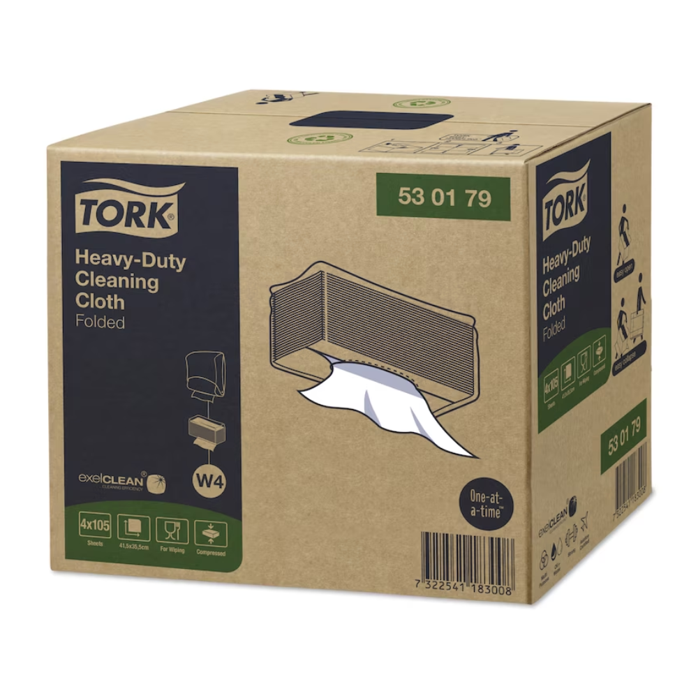 Ausgestellt ist ein Karton mit Tork 530179 Extra-Starke Reinigungstücher Premium W4 mit exelCLEAN® Technologie, dessen Spenderöffnung ein teilweise herausgezogenes Tuch zeigt. Der Karton enthält Produktinformationen und Symbole, die die Eignung des Tuchs für schwere Reinigungsaufgaben und die Entfernung von Öl und Fett hervorheben. Das Produkt wird von TORK - Essity Professional Hygiene Germany GmbH angeboten.