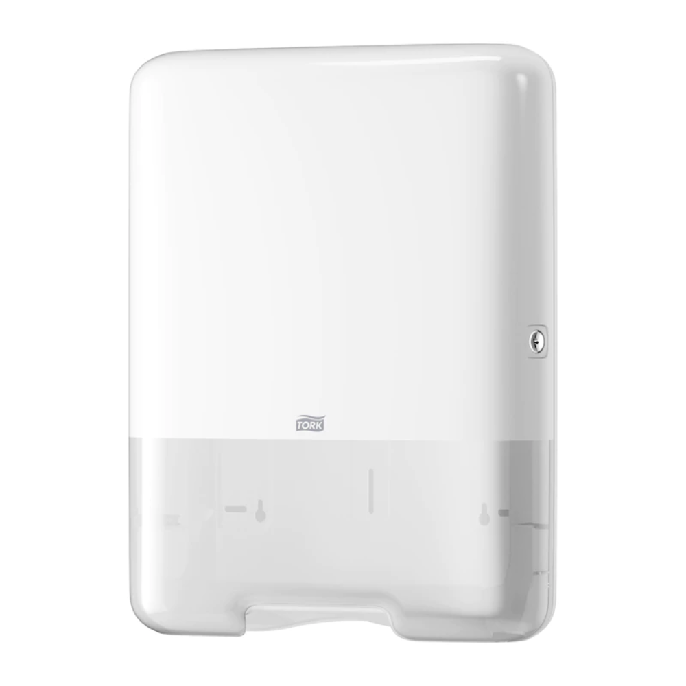 Der Tork 553000 Spender für Zickzack-Handtücher Elevation H3 von Essity Professional Hygiene Germany GmbH bietet ein elegantes rechteckiges Design in Weiß. Er verfügt über einen transparenten unteren Abschnitt zur einfachen Überwachung des Handtuchvorrats und verfügt über ein kleines Schloss auf der rechten Seite, das sein Elevation-Design-Flair unterstreicht.