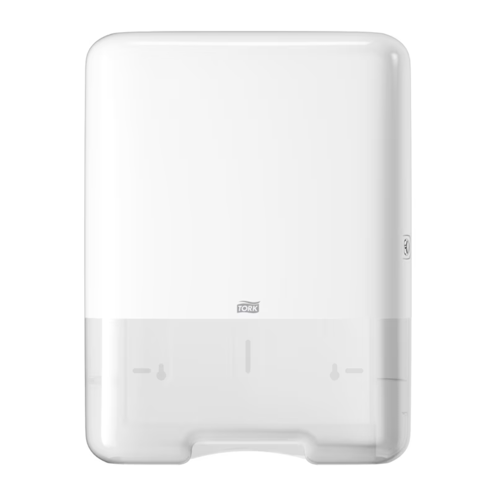 Der Tork 553000 Spender für Zickzack-Handtücher Elevation H3 von TORK – Essity Professional Hygiene Germany GmbH ist ein weißer, wandmontierter Papierhandtuchspender mit einem schlanken rechteckigen Design und einem diskreten Markenlogo unten in der Mitte. Er bietet Einzelblattausgabe für eine effiziente Nutzung und verfügt über einen transparenten Abschnitt unten zur einfachen Überwachung des Papierstands.
