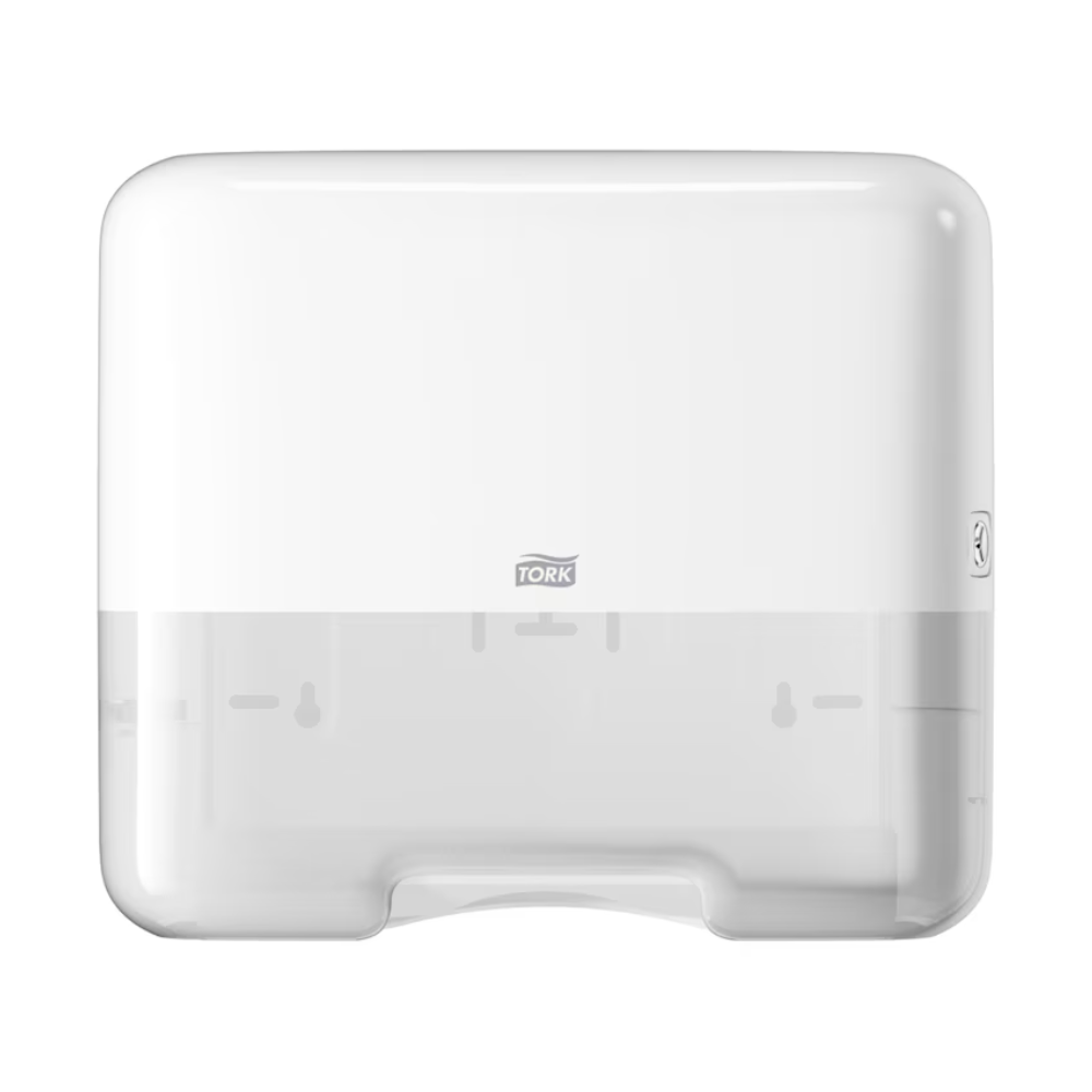 Der Tork 553100 Mini-Spender für Zickzack-Handtücher Elevation H3 von TORK - Essity Professional Hygiene Germany GmbH ist ein weißer, rechteckiger Papierhandtuchspender mit durchscheinendem unteren Teil. Er verfügt über ein kleines Logo in der Mitte und verkörpert die schlichte, funktionale Eleganz, die für das Elevation-Design charakteristisch ist. Damit eignet er sich ideal für die effiziente Ausgabe von Zickzack-Handtüchern.