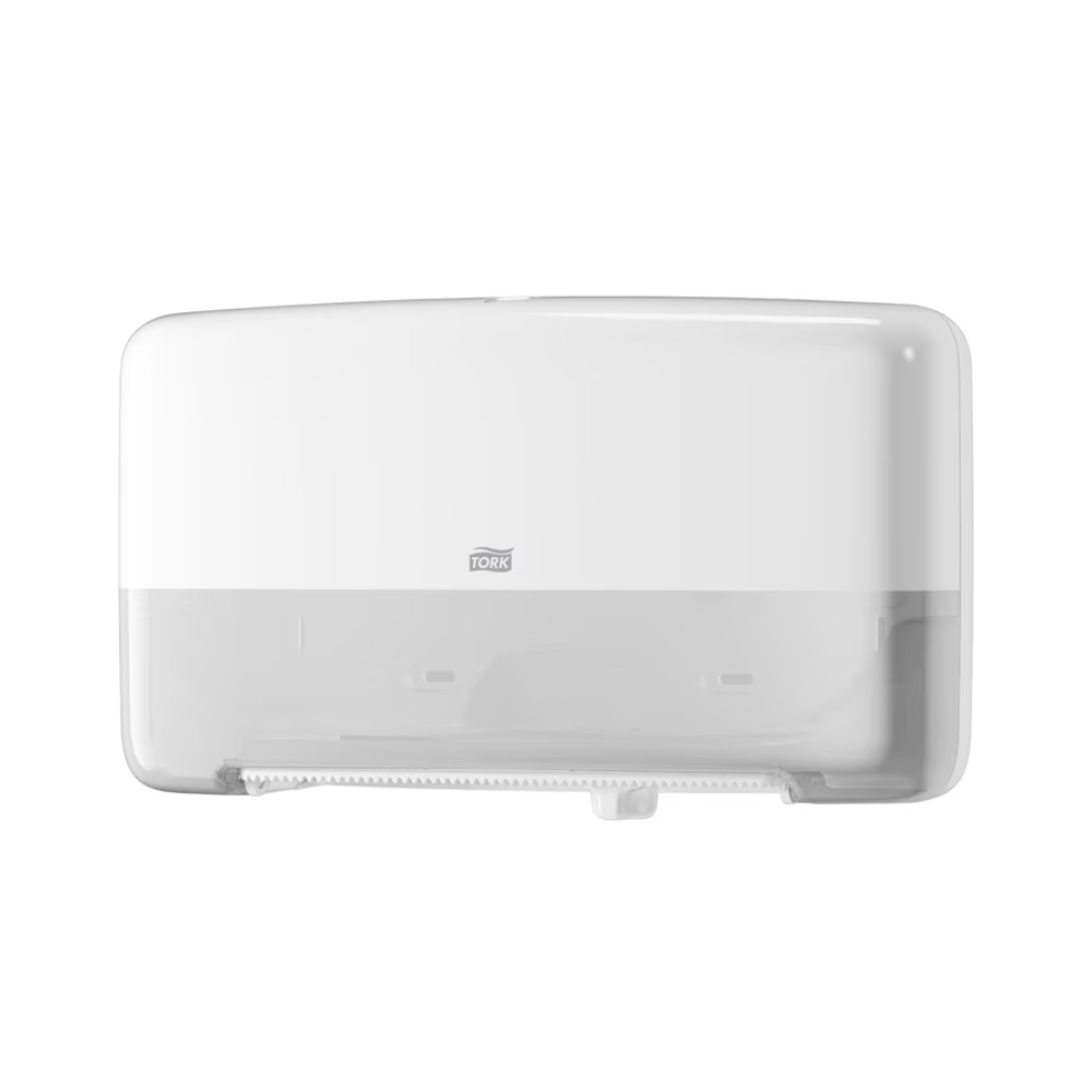 Der Tork 555500 Doppelrollenspender für Mini Jumbo Toilettenpapier T2 von TORK – Essity Professional Hygiene Germany GmbH verfügt über einen transparenten unteren Bereich, der eine einfache Kontrolle der Rolle im Inneren ermöglicht. Sein schlankes Design umfasst ein kleines Logo auf der Vorderseite und eine gezackte Kante zum bequemen Abreißen von Papiertüchern.