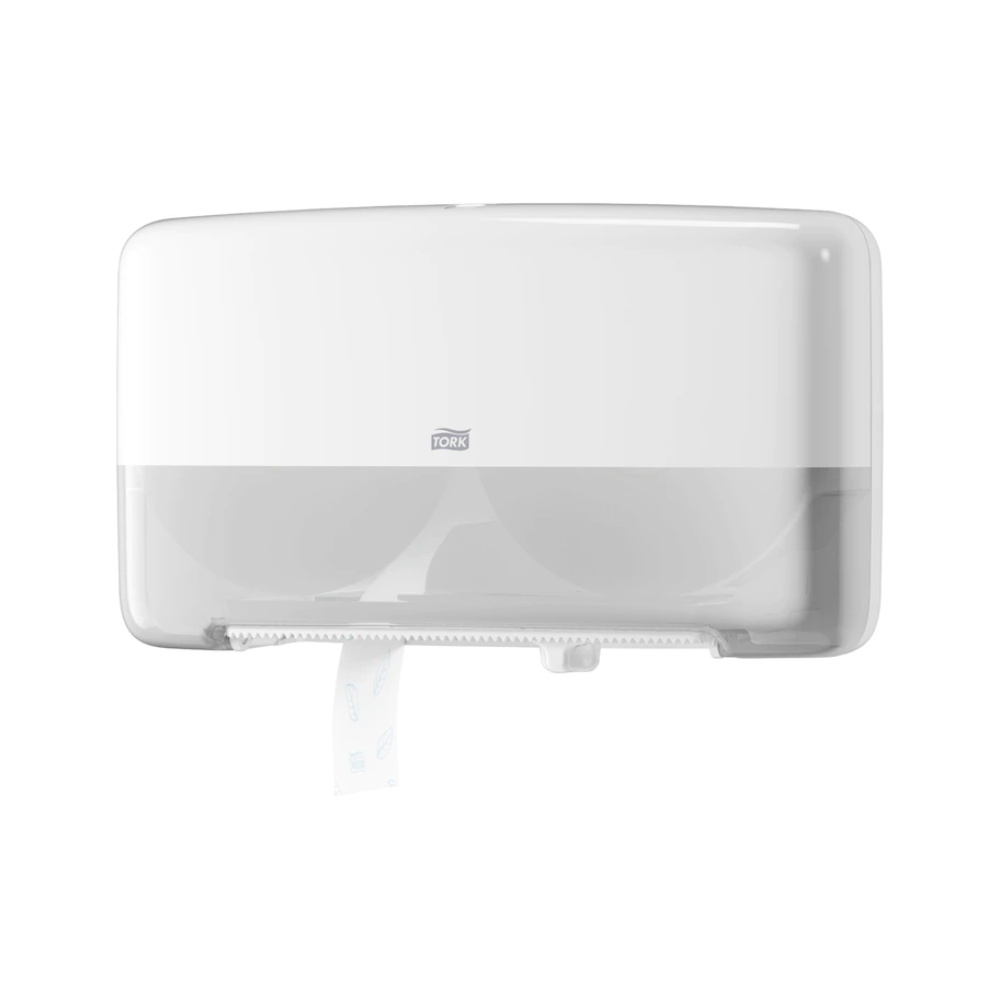 Der Tork 555500 Doppelrollenspender für Mini Jumbo Toilettenpapier T2 von Essity Professional Hygiene Germany GmbH ist ein stilvoller und funktionaler weißer Spender zur Wandmontage mit transparentem Unterteil für zwei Rollen. Eine kleine Portion Toilettenpapier hängt von vorne herunter, was sowohl Eleganz als auch Funktionalität verleiht.