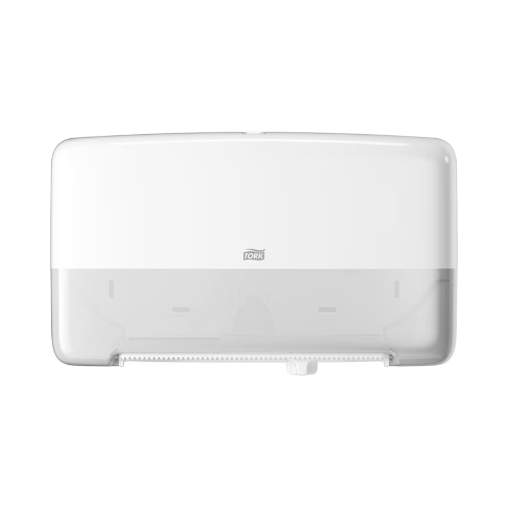 Ein wandmontierter Papierhandtuchspender mit transparentem Abschnitt zur einfachen Betrachtung des Inhalts, der dem schlanken Design des Tork 555500 Doppelrollenspenders für Mini Jumbo Toilettenpapier T2 ähnelt. Dieses Produkt hat eine rechteckige Form mit horizontaler Ausrichtung und einem kleinen Logo in der Mitte.