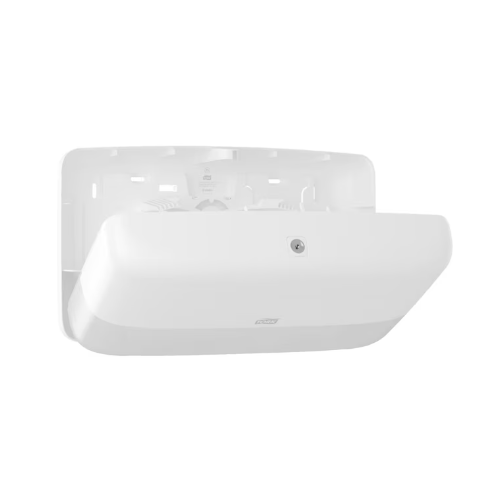 Eine weiße, rechteckige Wandeinheit aus der TORK - Essity Professional Hygiene Germany GmbH-Reihe mit glattem, geschwungenem Design. Auf der Vorderseite ist ein Logo zu sehen und ein Sensor zur einfachen Aktivierung ist vorhanden. Das Modell verfügt über einen vertieften Bereich für eine effiziente Nutzung.