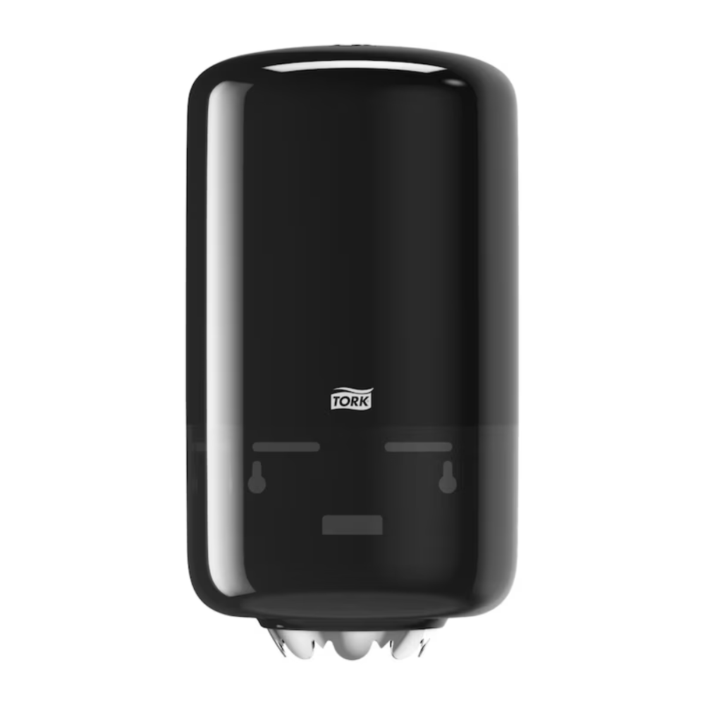 Der Tork 558008 Mini Innenabrollungsspender Elevation M1 von TORK – Essity Professional Hygiene Germany GmbH ist ein schwarzer, wandmontierter Papierhandtuchspender mit einem eleganten, abgerundeten Elevation-Design. Er verfügt an der Unterseite über einen transparenten Bereich, um die Rolle im Inneren zu zeigen und so für bessere Hygiene zu sorgen. Auf der Vorderseite ist das Tork-Logo deutlich zu sehen.
