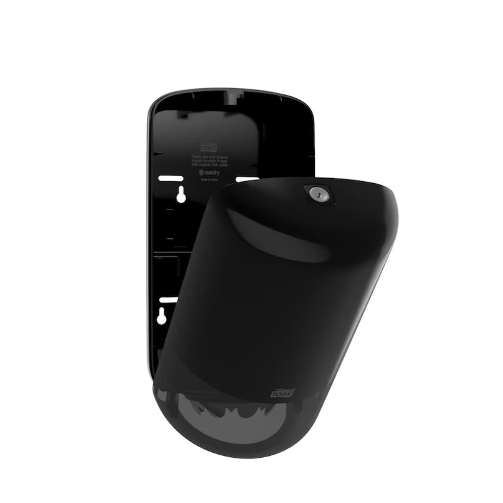 An einer glänzend schwarzen Halterung ist der Tork 558008 Mini Innenabrollungsspender von Elevation Design by TORK – Essity Professional Hygiene Germany GmbH befestigt. Dieser Bewegungssensor in elegantem Schwarz verfügt über eine kuppelförmige Unterseite und ein kleines rundes Bauteil in der Nähe der Oberseite. Die Halterung ist mit mehreren Schlitzen und Löchern versehen, um vielseitige Installationsmöglichkeiten zu bieten.