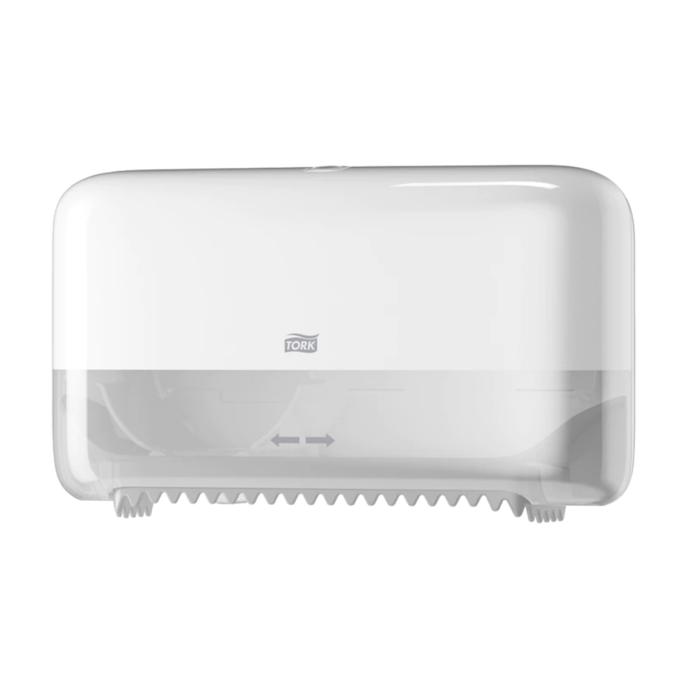 Der Tork 558040 wandmontierte Papierhandtuchspender, angeboten von TORK – Essity Professional Hygiene Germany GmbH, ist ein weißer umweltfreundlicher Doppelrollenspender mit einem durchsichtigen unteren Teil. Er hat ein kleines Logo auf der Vorderseite und eine gezackte Kante an der Unterseite zum einfachen Abreißen von hülsenlosem Midi Toilettenpapier Elevation T7.