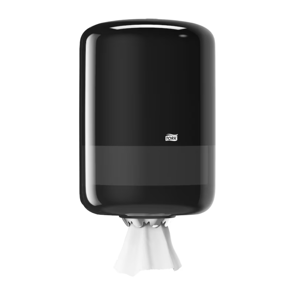 Der Tork 559008 Innenabrollungsspender Elevation M2 von TORK – Essity Professional Hygiene Germany GmbH zeichnet sich durch ein schlankes, zylindrisches Design in Schwarz aus. Ein kleiner Abschnitt weißer Papierhandtücher ragt elegant aus der Unterseite hervor und fängt die Essenz der Raffinesse des Elevation-Designs ein.