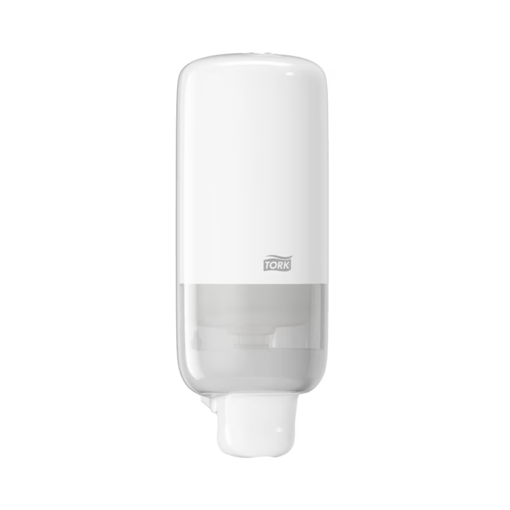 Der Tork 561500 Spender für Seife und Händedesinfektionsmittel Elevation S4, hergestellt von TORK - Essity Professional Hygiene Germany GmbH, verfügt über ein elegantes weißes Wanddesign mit einem transparenten unteren Teil, der elegant das „Tork“-Etikett zeigt. Dieser Spender wurde entwickelt, um die Handhygiene zu verbessern und verleiht jeder Umgebung einen Hauch von Elevation Design.