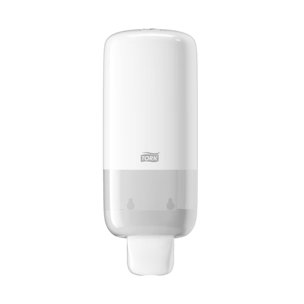 Der Tork 561500 Spender für Seifen und Händedesinfektionsmittel Elevation S4 von TORK – Essity Professional Hygiene Germany GmbH ist ein wandmontierter, weißer Seifenspender im Elevation-Design. Er verfügt über einen halbtransparenten unteren Abschnitt zur einfachen Überwachung des Seifenstands und fördert die Handhygiene mit seinem Druckknopfmechanismus an der Unterseite für eine reibungslose Abgabe.