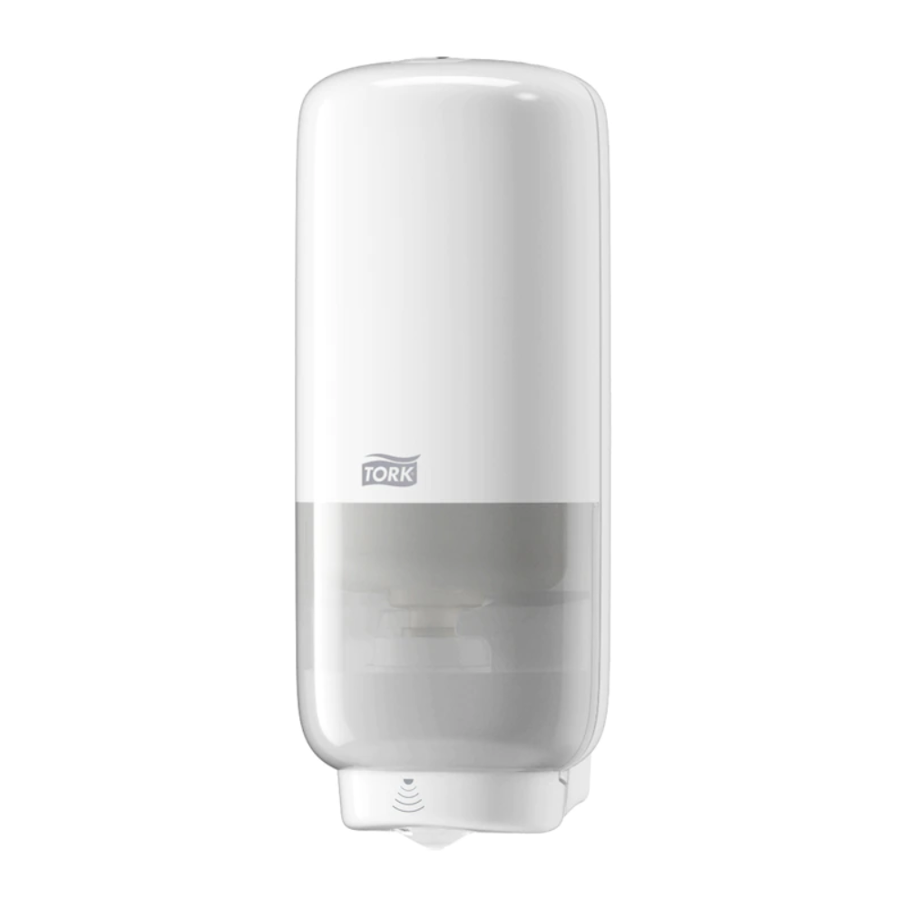 Der Tork 561600 Hautpflege Spender von TORK – Essity Professional Hygiene Germany GmbH ist ein weißer, wandmontierter Händedesinfektionsmittelspender mit Intuition Sensor für berührungsloses Ausgeben. Sein halbtransparenter Boden ermöglicht es Ihnen, den Flüssigkeitsstand im Inneren leicht zu überwachen und sicherzustellen, dass er nie ausgeht.