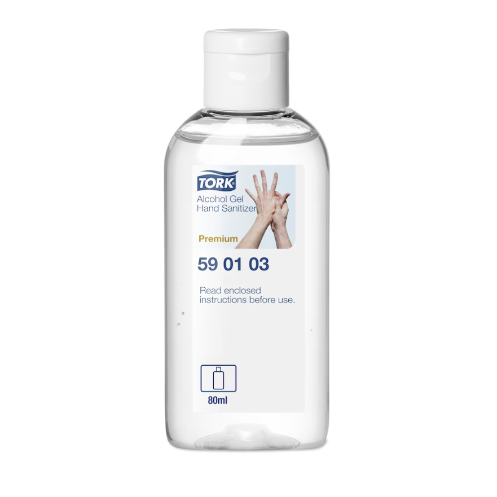 Die Tork 590103 Händedesinfektionsgel Premium-Flasche besteht aus klarem Kunststoff und hat einen weißen Klappverschluss. Das Etikett enthält den Begriff „Händedesinfektionsgel“, eine Abbildung von Händen, und gibt an, dass es 80 ml mit 80 % Alkohol enthält. Anweisungen zur chirurgischen Händedesinfektion sind als Referenz vor der Verwendung enthalten. Das Produkt ist Teil von TORK von Essity Professional Hygiene Germany GmbH.