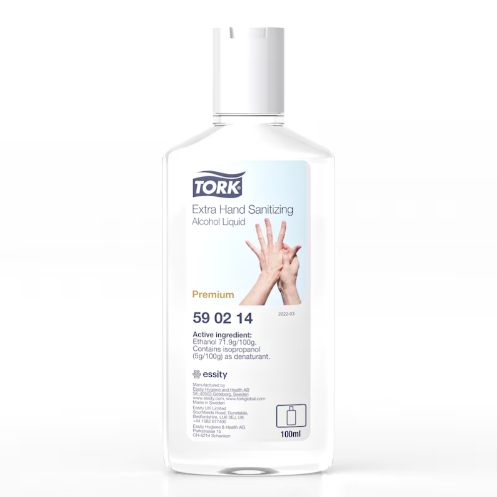 Eine 100-ml-Flasche Tork 590214 Extra Desinfizierende Handalkoholflüssigkeit hat ein Etikett, das Hände hervorhebt und Inhaltsstoffe wie Ethanol deutlich anzeigt. Das TORK-Logo ist deutlich sichtbar, und ein Recycling-Symbol befindet sich dezent am Boden.