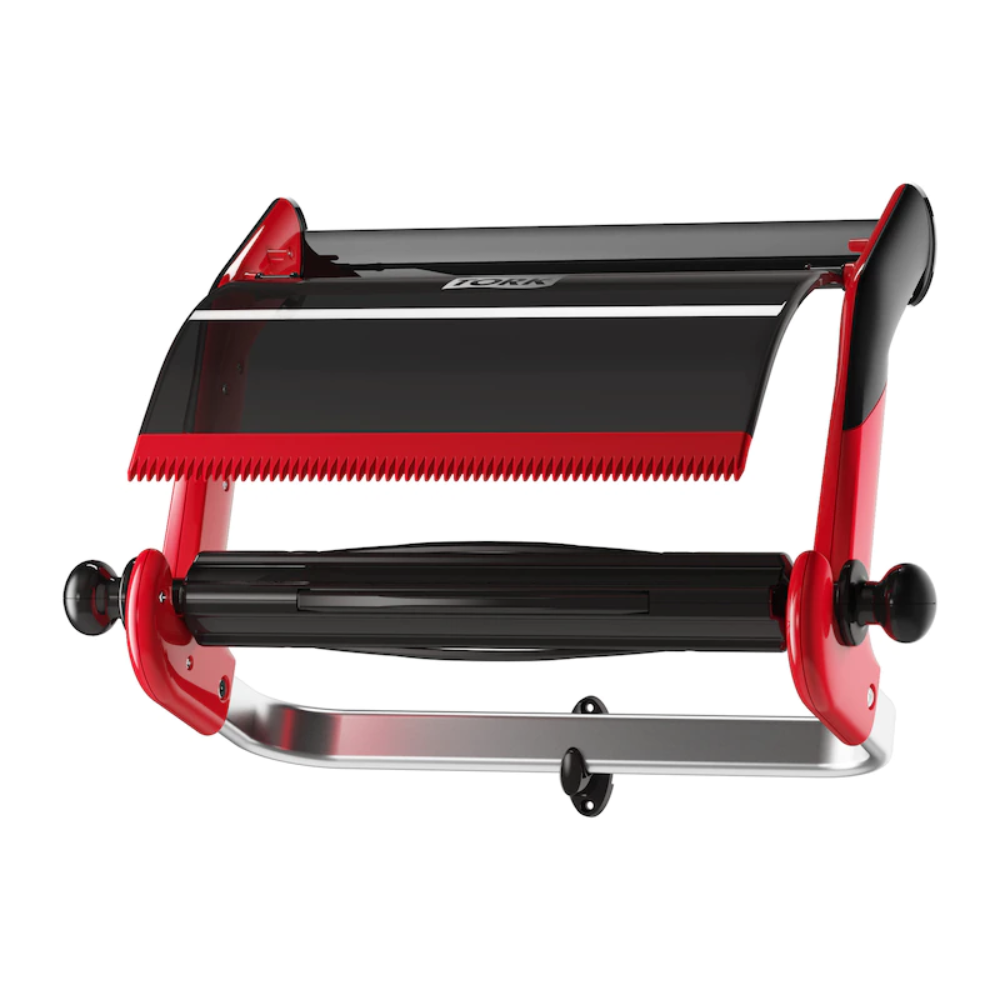Ein Rollenhalter der Marke TORK – Essity Professional Hygiene Germany GmbH mit der Bezeichnung „Tork 652108 Rollenspender Wandhalterung Performance W1“ wird an der Wand montiert. Er verfügt über eine gezackte Kante zum Schneiden und beinhaltet eine Stange zum Halten von Folie oder Frischhaltefolie. Er verbindet nahtlos glatte Metall- und Kunststoffkomponenten und verbessert so die Küchenorganisation effizient.