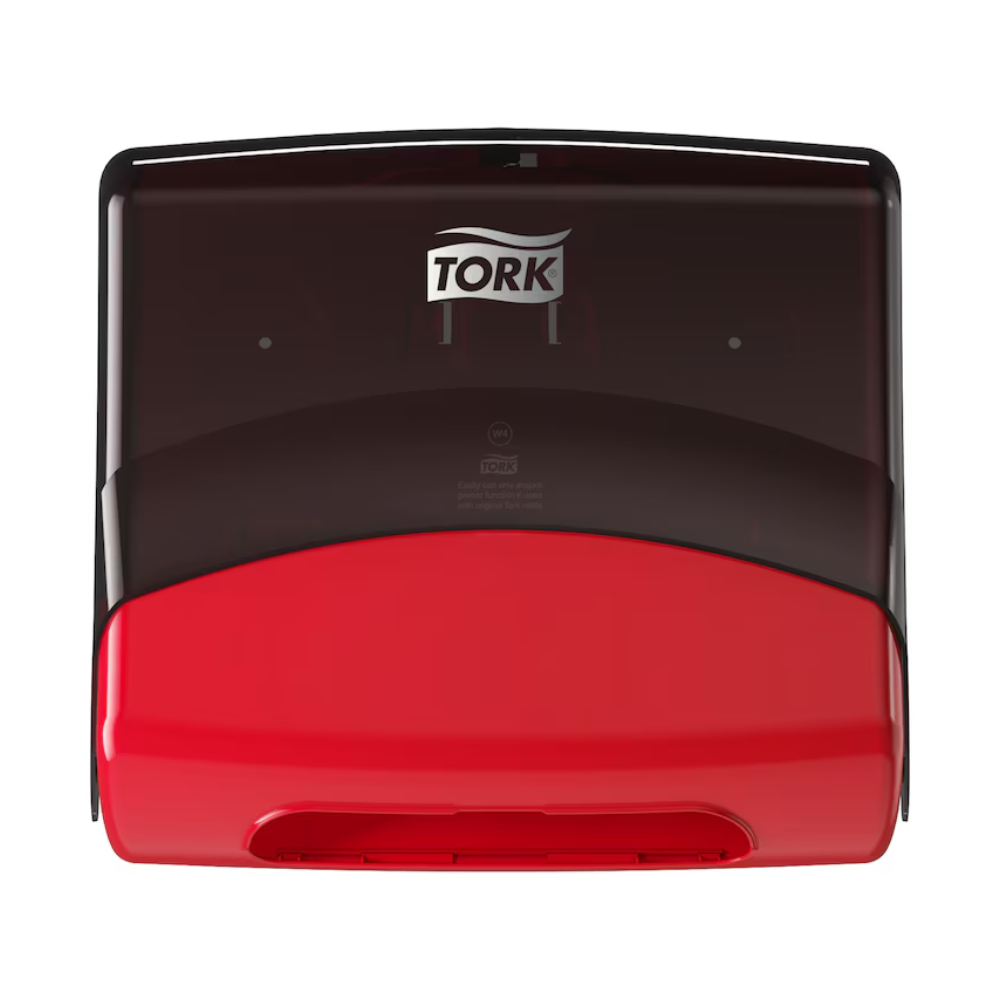 Ein Tork 654008 Einzeltuchspender Performance W4 Papierhandtuchspender ist an einer weißen Wand montiert. Der obere Teil ist schwarz und der untere rot. Das Tork-Logo, das mit der Essity Professional Hygiene Germany GmbH in Verbindung steht, erscheint in Weiß auf dem schwarzen Bereich.