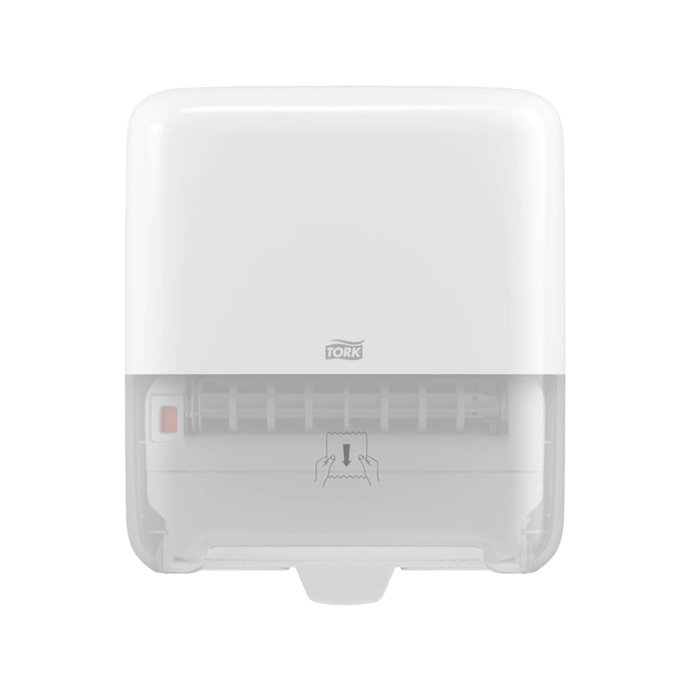 Ein weißer, wandmontierter Tork Matic® 551000 Spender für Rollenhandtücher Elevation H1 mit transparentem Unterteil für eine einfache Füllstandanzeige. Auf der Vorderseite befindet sich das Logo von TORK – Essity Professional Hygiene Germany GmbH sowie ein Diagramm, das zeigt, wie man die Rollenhandtücher herauszieht.