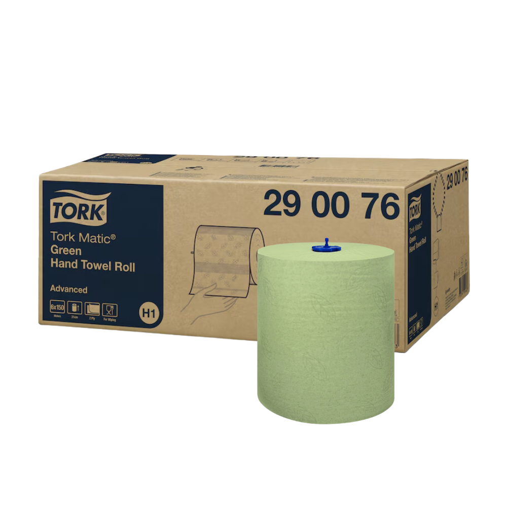 Eine grüne Handtuchrolle wird vor einem Karton mit der Aufschrift „Tork Matic® Rollenhandtuch Advanced H1 2-lagig, verschiedene Farben“ von TORK – Essity Professional Hygiene Germany GmbH und dem Produktcode „290076“ präsentiert. Beide Artikel sind perfekt zum effizienten Händetrocknen geeignet und werden vor einem schlichten weißen Hintergrund präsentiert.