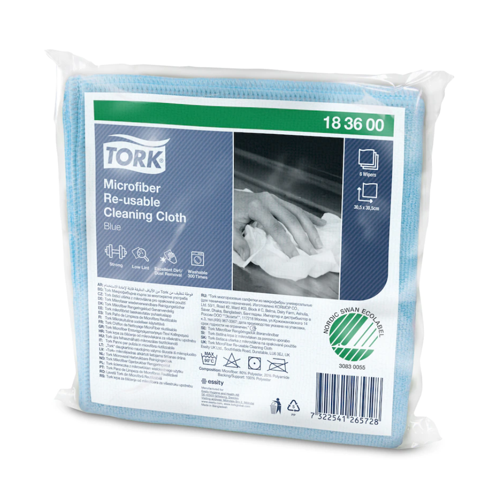 Auf der Verpackung der blauen Mikrofaser-Reinigungstücher von Tork ist ein Produktbild zur Handreinigung abgebildet. Es enthält mehrsprachigen Text und zeigt deutlich das Nordic Swan Ecolabel, das die umweltfreundlichen und wiederverwendbaren Eigenschaften des Tuchs hervorhebt.