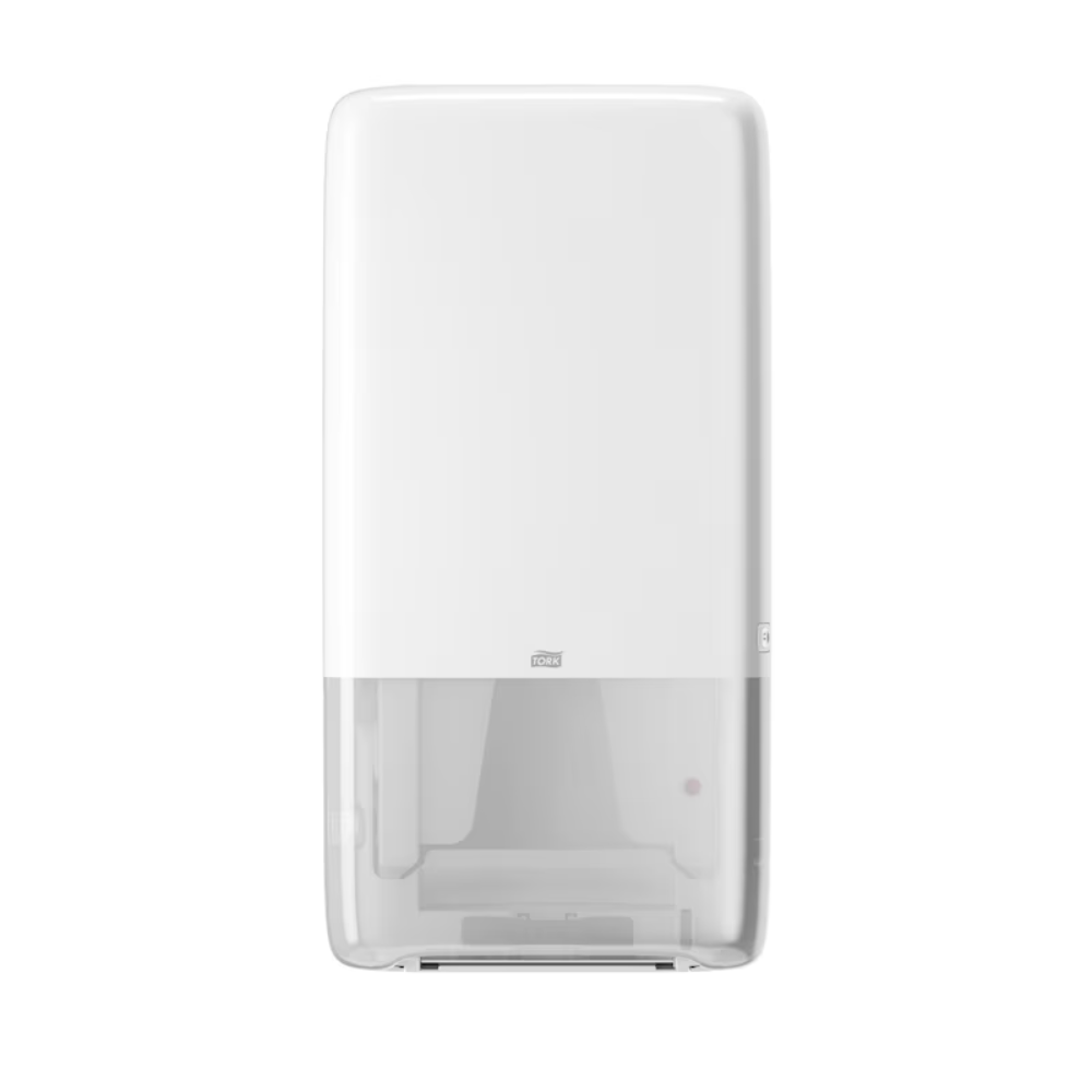 Der Tork PeakServe® 552500 Spender für Endlos Handtücher aus der Elevation H5 Serie von TORK - Essity Professional Hygiene Germany GmbH ist ein wandmontierter weißer Spender mit modernem, rechteckigem Design, ideal für hochfrequentierte Waschräume. Sein halbtransparenter unterer Teil ermöglicht den Blick auf die darin befindlichen Endlos Handtücher, wobei in der Mitte ein kleines Logo prominent angebracht ist.
