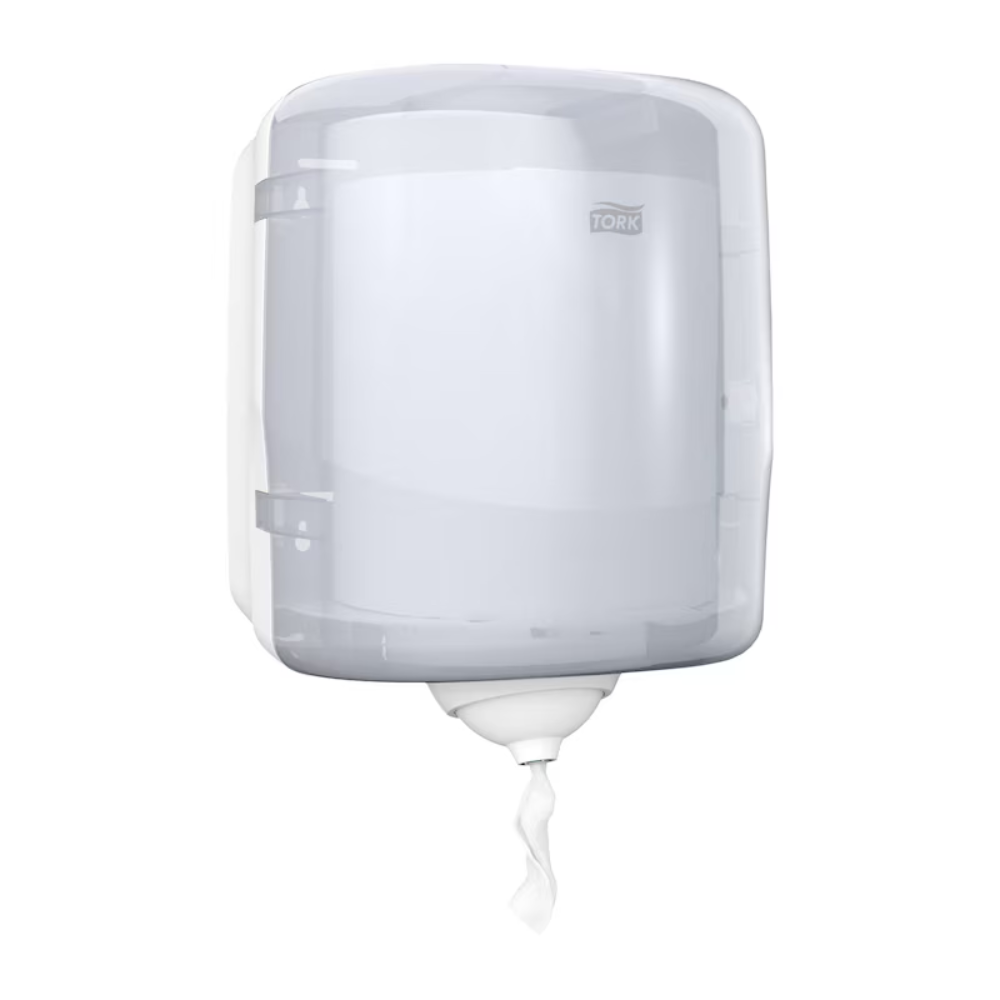 Der Tork Reflex™ 473190 Einzelblatt Innenabrollungsspender M4 ist ein weißer, wandmontierter Papierhandtuchspender mit transparenter Abdeckung. Er enthält CO2-neutrale weiße Papierhandtücher und hilft so, Kreuzkontaminationen zu vermeiden. Das TORK-Logo der Essity Professional Hygiene Germany GmbH ist prominent auf der Abdeckung abgebildet und unterstreicht sowohl seine Funktionalität als auch sein Engagement für Nachhaltigkeit.