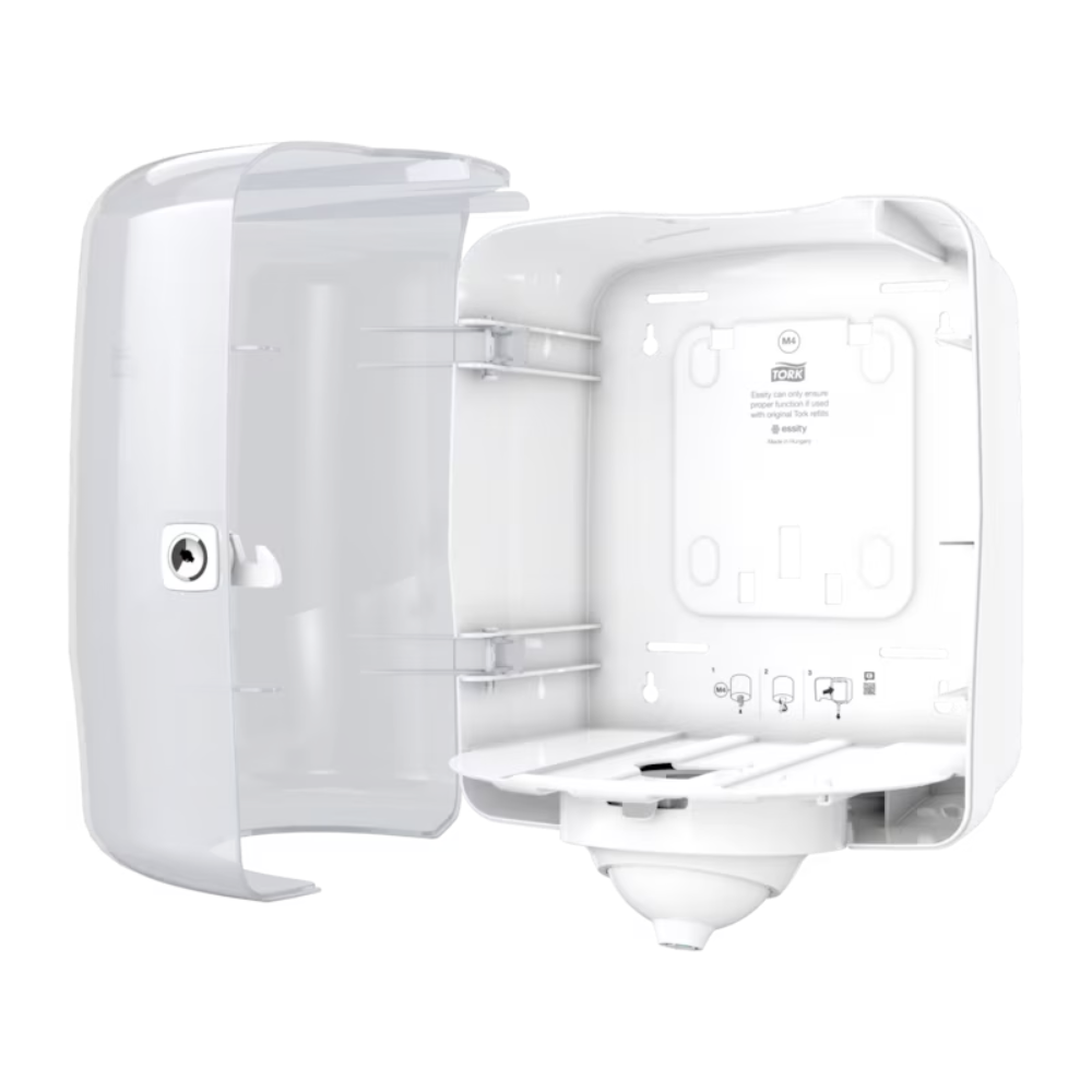 Der Tork Reflex™ 473190 Einzelblatt Innenabrollungsspender M4, ein CO2-neutrales, wandmontiertes Gerät der Marke TORK der Essity Professional Hygiene Germany GmbH, verfügt über eine transparente Frontabdeckung, die sich öffnen lässt, um den leeren Innenraum für Papierhandtücher freizugeben. Er verfügt über ein seitliches Schlüsselschloss, um Kreuzkontaminationen zu reduzieren und die Hygiene aufrechtzuerhalten.