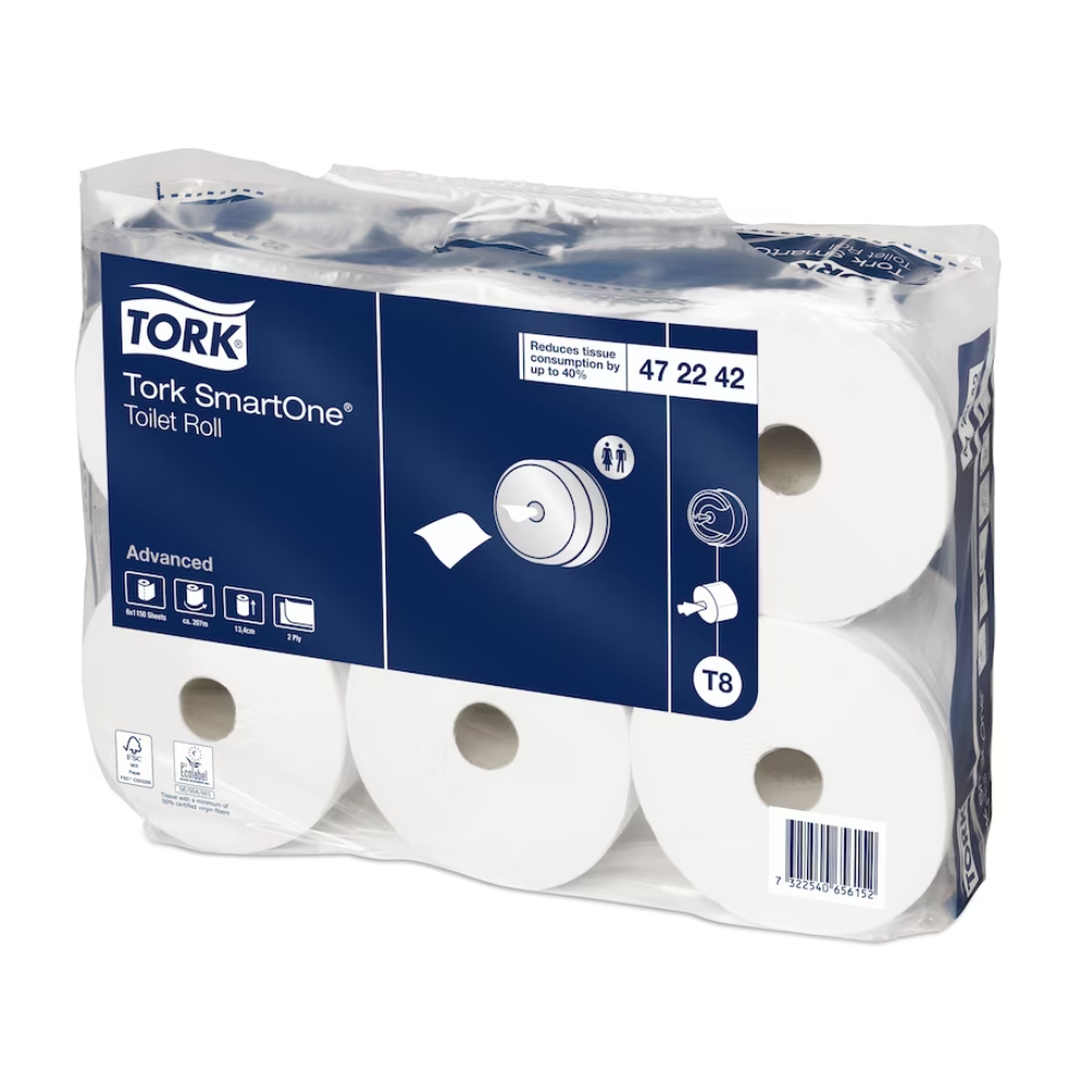 Ein Karton Tork SmartOne® Toilettenpapier, das für eine hygienische Einzelblattentnahme entwickelt wurde, wird in einer transparenten Verpackung geliefert, die die sechs weißen Rollen enthüllt. Das Etikett zeigt Produktdetails in einem eleganten blau-weißen Design von TORK – Essity Professional Hygiene Germany GmbH.