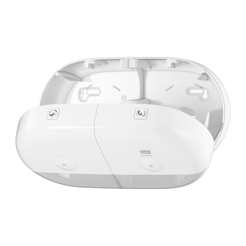 Der Tork SmartOne® 682000 Mini-Toilettenpapierspender für T9-Papier, hergestellt von TORK – Essity Professional Hygiene Germany GmbH, präsentiert sich in makellosem Weiß. Dieser wandmontierte Spender besticht durch eine elegante, moderne Ästhetik und wird offen präsentiert, um seine inneren Komponenten hervorzuheben. Daneben steht das elegante und effiziente Tork SmartOne-System mit zwei Hauptfächern, die für eine einfache Montage und Befestigung mit sichtbaren Schrauben konzipiert sind.