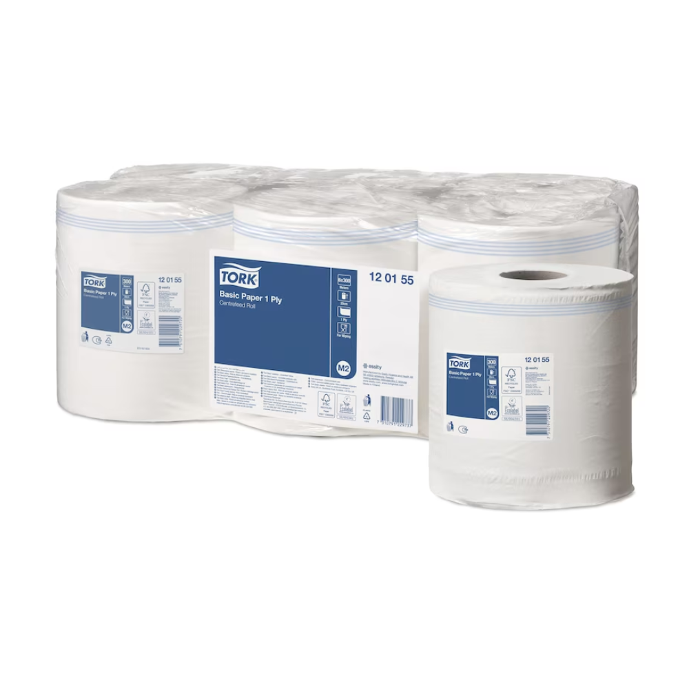 Ausgestellt sind die Tork 120155 Standard Papierwischtücher Universal, erhältlich in einem Karton mit sechs M2 1-lagigen Rollen. Die Rollen sind ansprechend verpackt in einer weißen Verpackung mit blau-weißen Etiketten mit der Marke TORK von Essity Professional Hygiene Germany GmbH. Eine Rolle ist zur besseren Sichtbarkeit separat vorne platziert.