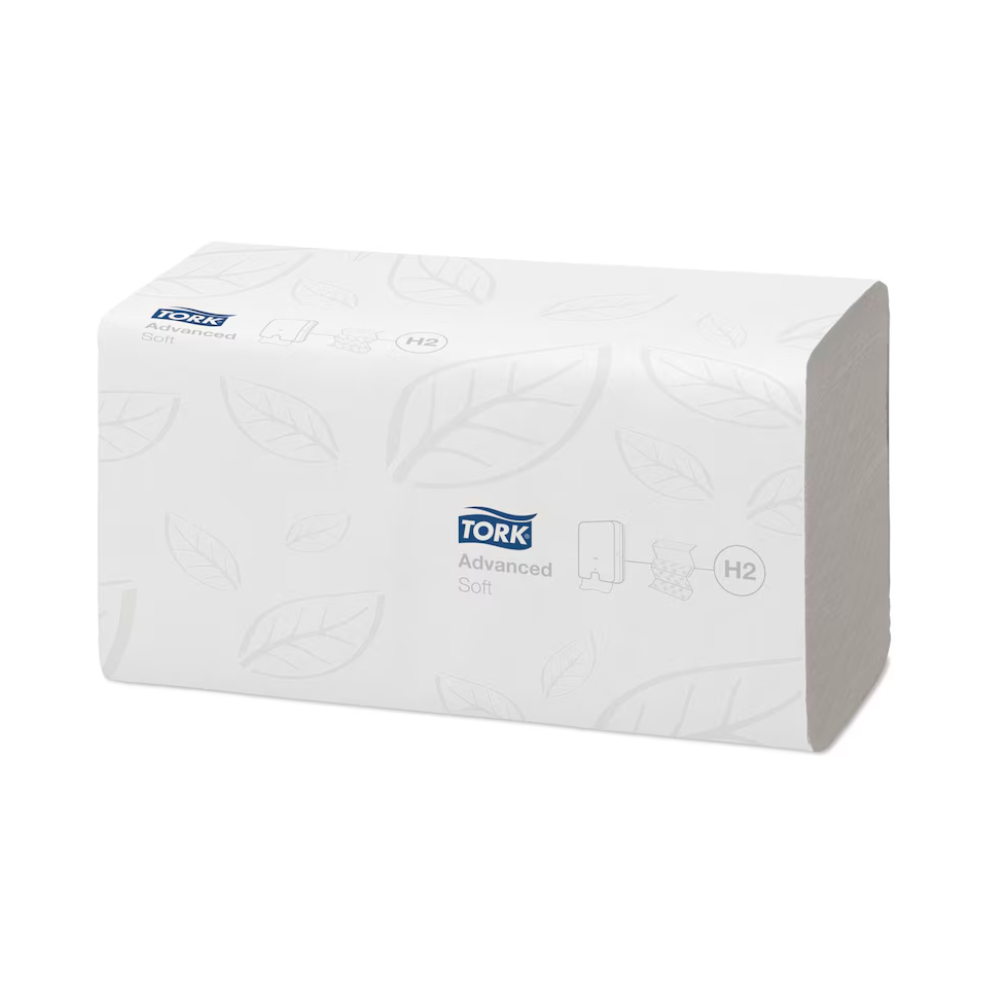 Die Tork Xpress® 120398 weiche Multifold-Handtücher Advanced H2 2-lagig, 25,6 cm groß und in einer Schachtel mit 21 Packungen verpackt, tragen das TORK-Logo und die Bezeichnung „H2“. Die Verpackung mit dezentem Blattmuster hebt diese Multifold-Handtücher aus recycelten Fasern von Essity Professional Hygiene Germany GmbH hervor und bietet sowohl Nachhaltigkeit als auch Stil.