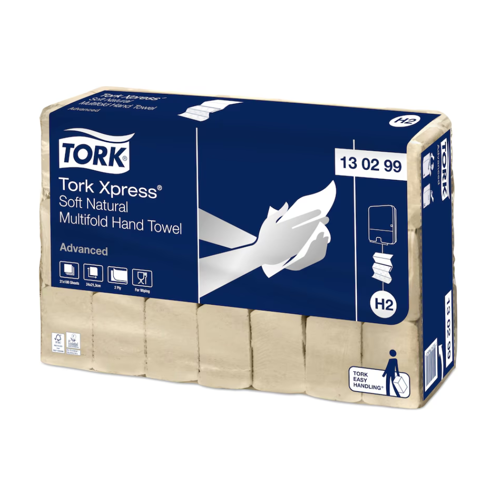 Ein Karton mit 21 Packungen Tork Xpress® 130299 Weiche Natur Multifold Handtücher Advanced 2-lagig, hergestellt von TORK – Essity Professional Hygiene Germany GmbH, verfügt über eine Verpackung in Blau und Beige mit Abbildungen von Händen, Produktdetails, dem Tork-Markenlogo und der Modellnummer 130299. Hergestellt aus recycelten Fasern.