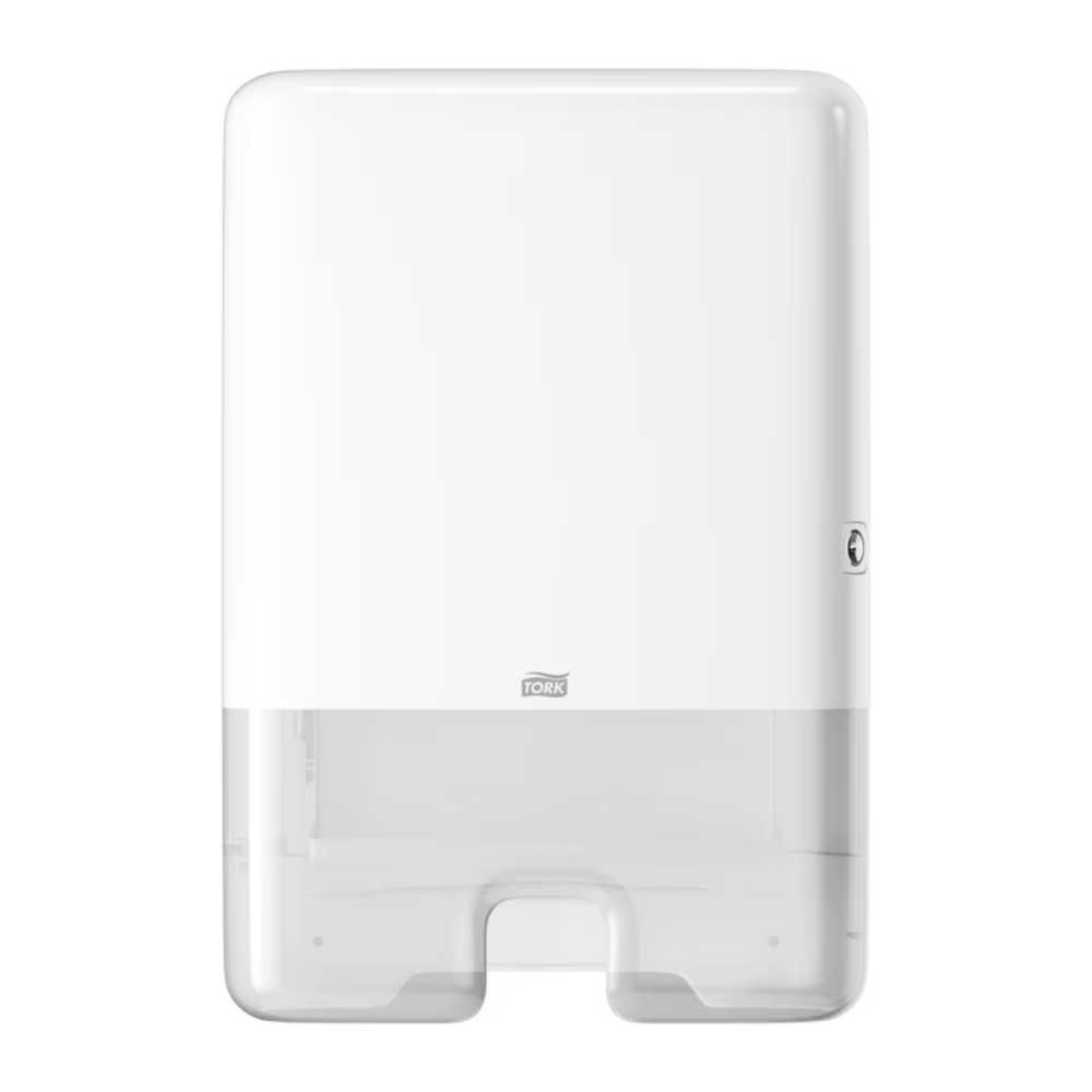 Der Tork Xpress® 552000 Spender für Multifold Handtücher H2 von TORK - Essity Professional Hygiene Germany GmbH ist ein weißer, wandmontierter Papierhandtuchspender mit transparentem Boden, auf dem das Tork Xpress-Logo deutlich zu sehen ist. Sein minimalistisches und funktionales Design ist ideal für die Ausgabe von Multifold Handtüchern in öffentlichen Toiletten oder Einrichtungen.