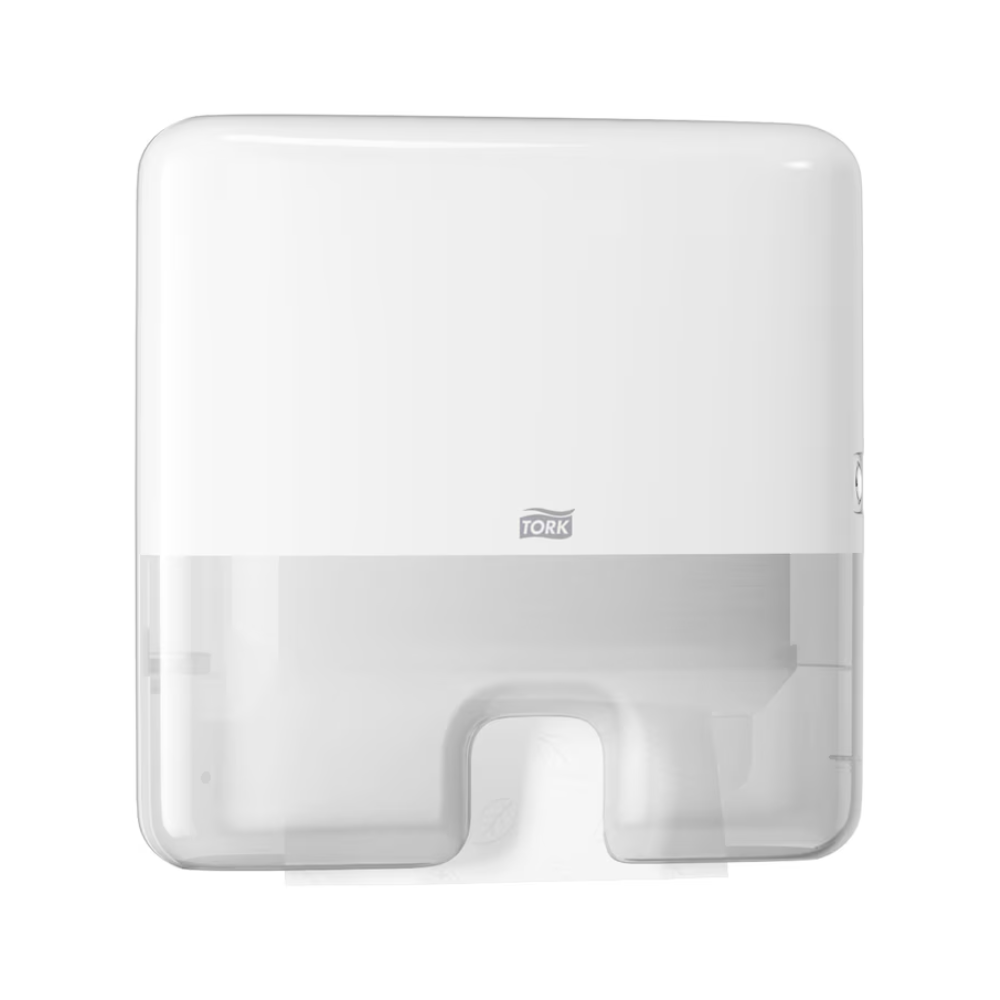Der Tork Xpress® 552100 Mini Spender für Multifold Handtücher Elevation H2, angeboten von TORK – Essity Professional Hygiene Germany GmbH, ist ein wandmontierter weißer Papierhandtuchspender mit rechteckiger Form und kleiner Bodenöffnung für die Einzelblattausgabe. Auf der Vorderseite ist das Markenlogo prominent zu sehen, während der durchscheinende Abschnitt den Blick auf die Multifold Handtücher im Inneren ermöglicht.