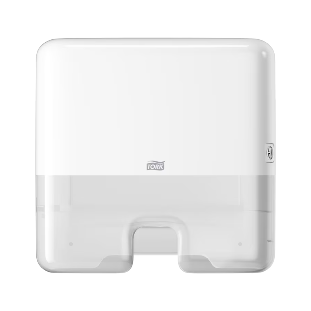 Der Tork Xpress® 552100 Mini Spender für Multifold Handtücher Elevation H2 von TORK – Essity Professional Hygiene Germany GmbH ist ein eleganter, weißer, wandmontierter Papierhandtuchspender. Er verfügt über einen transparenten Abschnitt mit dem Tork-Logo, eine zentrale Öffnung für die einfache Einzelblattausgabe von Multifold-Handtüchern und einen sicheren Seitenverschluss.