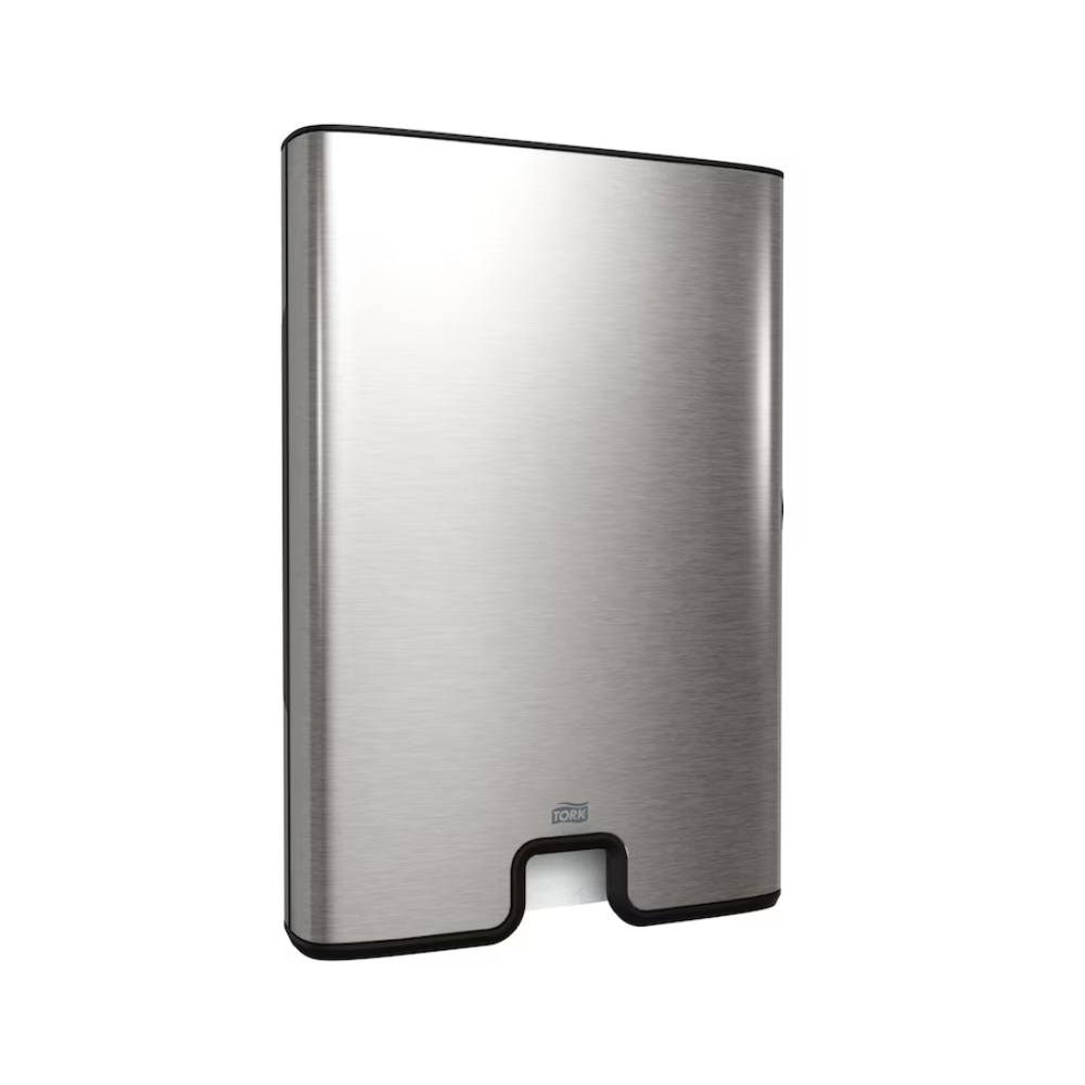 Ein wandmontierter Händetrockner aus Edelstahl mit einem schlanken, rechteckigen Design und einer abgerundeten Unterkante. Die gebürstete, reflektierende Oberfläche zeigt unten in der Mitte deutlich das Logo des Tork Xpress® 460004 Spenders für Multifold Handtücher und unterstreicht damit seinen umweltfreundlichen Reiz mit der CO2-neutralen Leistung von TORK – Essity Professional Hygiene Germany GmbH.