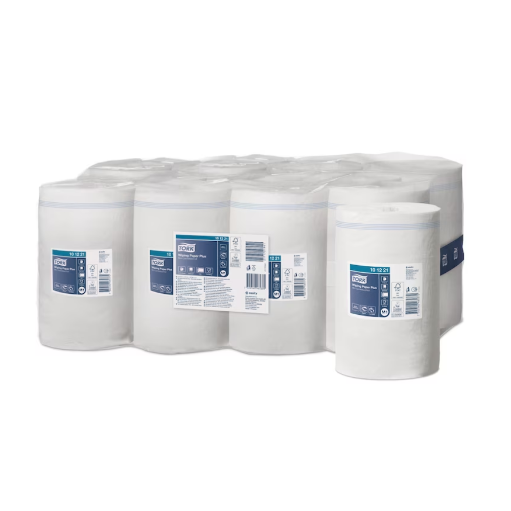 Mehrere Rollen Tork Xpress® Starke Mehrzweck-Papierwischtücher mit Advanced 2-lagig-Textur sind sauber in zwei Reihen angeordnet und in Kunststoffverpackungen verpackt. Jede Rolle verfügt über ein blau-weißes Etikett mit Produktinformationen und Symbolen auf einem einfachen weißen Hintergrund.
