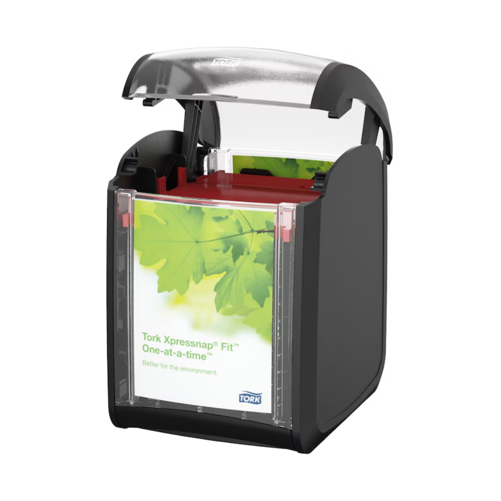 Ein Tork Xpressnap Fit® 272900 Tischspender für Servietten der Marke TORK, Essity Professional Hygiene Germany GmbH, mit geöffneter Oberseite. Dieser schwarze Spender verfügt über ein klares Frontdisplay mit einem grünen Blattdesign, das die Verwendung „einzeln“ fördert, um den Serviettenverbrauch zu senken und zu betonen, dass er „besser für die Umwelt“ ist.
