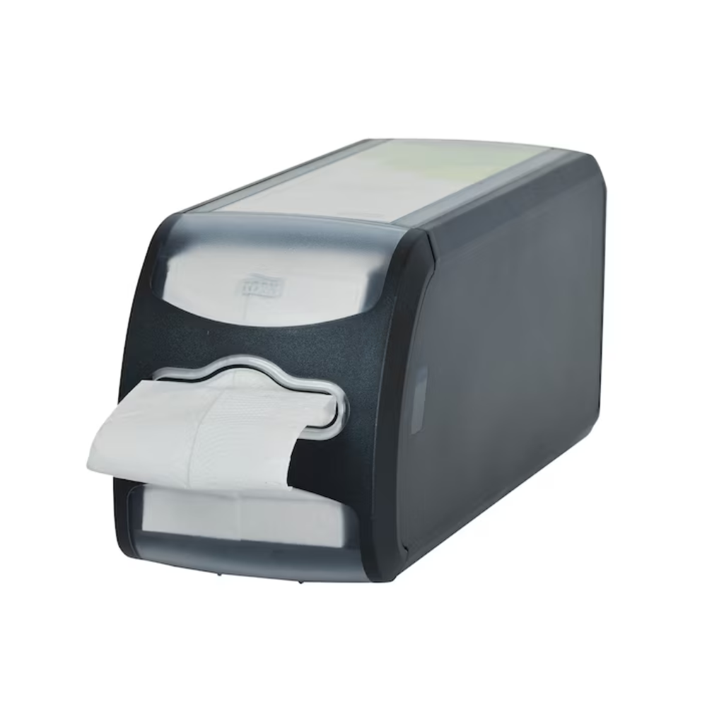 Ein schwarzer Kunststoff-Thekenspender für Servietten Tork Xpressnap Fit® 272901 von TORK - Essity Professional Hygiene Germany GmbH verfügt über einen transparenten Vorderteil, auf dem ein Stapel weißer Servietten zu sehen ist, von denen eine durch die Öffnung ragt. Sein Design ermöglicht die Einzelblattentnahme und ist auf einem weißen Hintergrund angebracht.