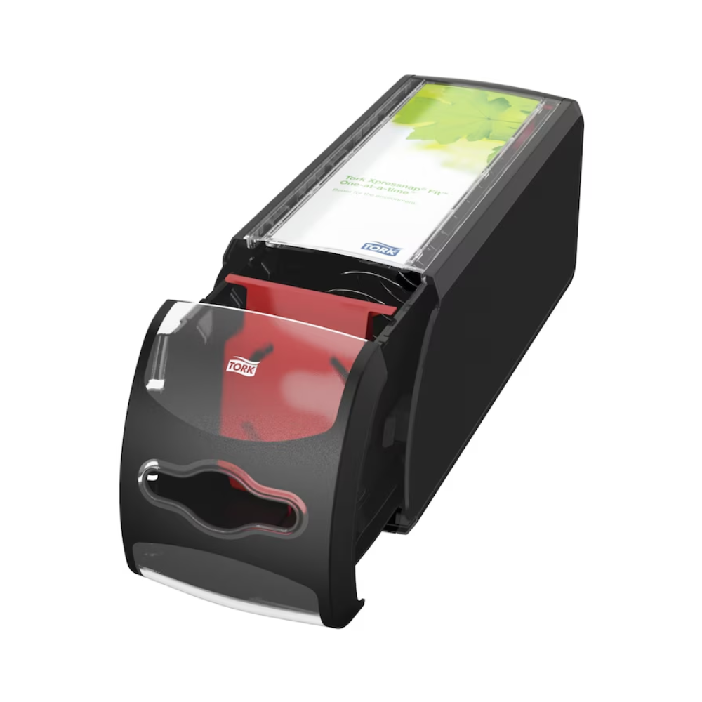 Ein schwarzer Tork Xpressnap Fit® 272901 Thekenspender für Servietten von Essity Professional Hygiene Germany GmbH ist mit einem transparenten Deckel ausgestattet, der sich teilweise öffnen lässt, um rote Servietten im Inneren zu präsentieren. Sein schlankes und kompaktes Design umfasst ein Etikett mit grünen Akzenten und bietet Einzelblattentnahme für eine effiziente Nutzung.