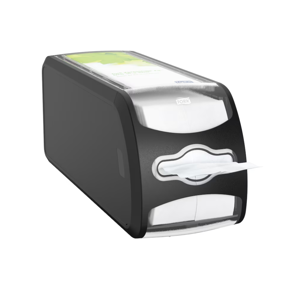 Der Tischserviettenspender Tork Xpressnap Fit® 272901 von TORK - Essity Professional Hygiene Germany GmbH ist ein schwarz-silberner, rechteckiger Spender, der eine einzelne, teilweise ausgegebene Serviette präsentiert. Die Oberseite verfügt über einen transparenten Abschnitt, der ein grün-weißes Design oder Etikett zeigt.