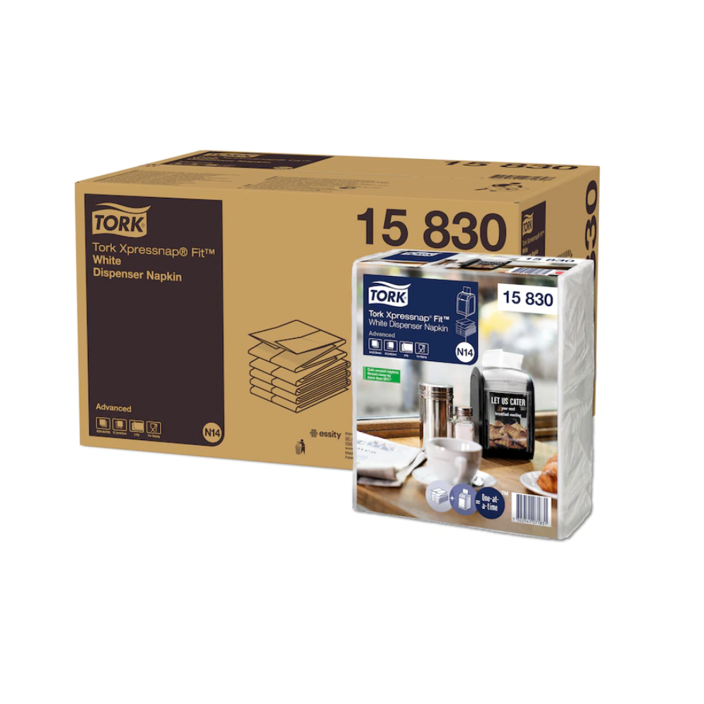 Eine Tork Xpressnap Fit® Spenderserviette N14 1-lagig steht neben einem verpackten Set weißer Servietten, die aus 100 % recycelten Fasern hergestellt sind. Die Verpackung zeigt Bilder und Produktdetails, während die braune Schachtel mit dem Logo von TORK – Essity Professional Hygiene Germany GmbH klar gedruckte Informationen enthält.