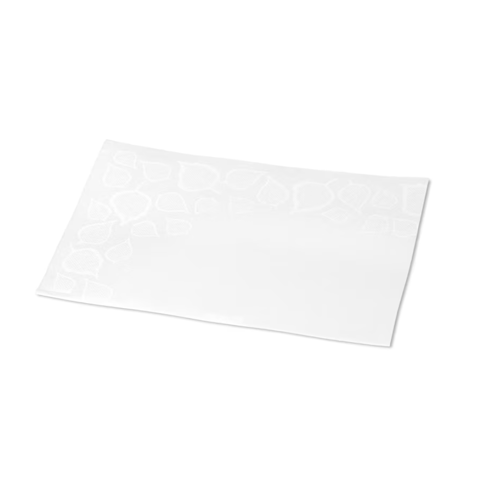 Die 2-lagige Serviette Tork Xpressnap® 13670 Extra Soft Premium N4 mit Blätterdesign und geprägten Kanten für zusätzliche Weichheit steht auf einem schlichten weißen Hintergrund.