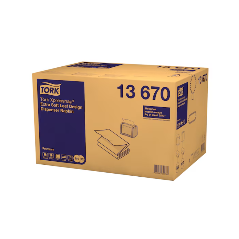 Eine Kartonschachtel mit Tork Xpressnap® 13670 Extra Soft Blätterdesign weißen Spenderservietten von TORK - Essity Professional Hygiene Germany GmbH. Die Schachtel enthält Abbildungen, die die hochwertigen, zweilagigen Servietten und ihre praktische Spenderverwendung demonstrieren.