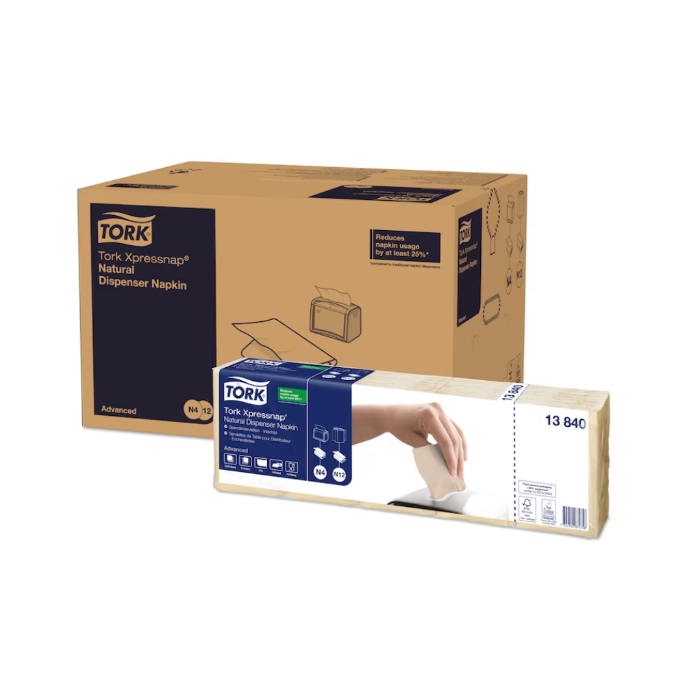 In einem Karton mit der Aufschrift „Tork Xpressnap® 13840 Spenderserviette Natur mit Umweltsymbol Advanced N4 1-lagig“ befindet sich ein Stapel umweltfreundlicher einlagiger Servietten aus Recyclingfasern. Eine Abbildung zeigt eine Hand, die eine Serviette aus dem Spenderkarton zieht. Das Produkt ist von TORK – Essity Professional Hygiene Germany GmbH.