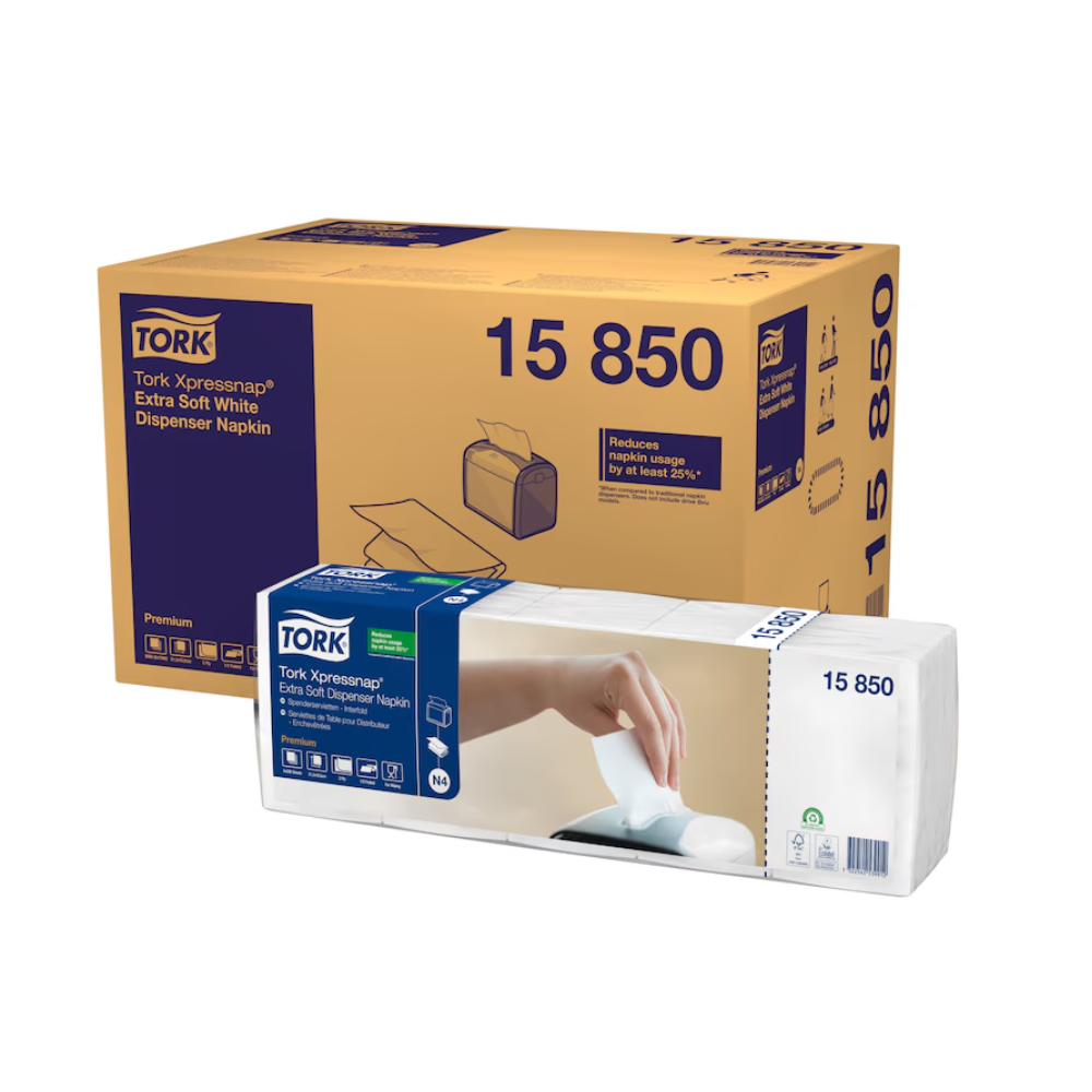 Eine Packung Tork Xpressnap® 15850 Extra Soft Spenderserviette N4 2-lagig wird gezeigt, bestehend aus einem großen Karton und einer kleineren transparenten Serviettenpackung. Das Bild hebt das TORK-Branding von Essity Professional Hygiene Germany GmbH hervor und unterstreicht deren Fähigkeit, den Serviettenverbrauch durch sichtbare Produktdetails zu senken.