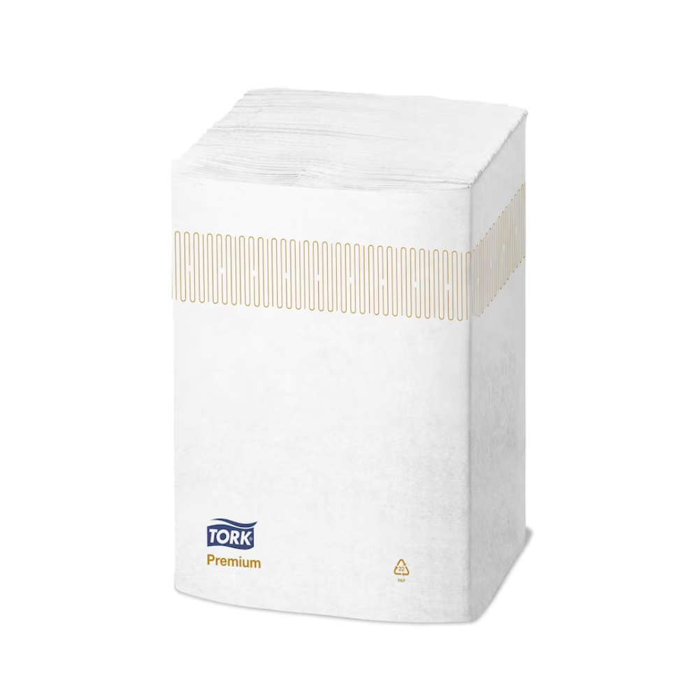 Ein Stapel Premium Extra Soft Spenderservietten der Linie Tork Xpressnap® 15850 von TORK – Essity Professional Hygiene Germany GmbH ist in einer Kunststoffverpackung mit beigem Streifenmuster und dem Markenlogo verpackt. Diese Verpackung betont die Nachhaltigkeit mit einem Recyclingsymbol und ist ein Beispiel für das Tork Xpressnap-Design, das darauf abzielt, den Serviettenverbrauch bei jeder Verwendung zu reduzieren.