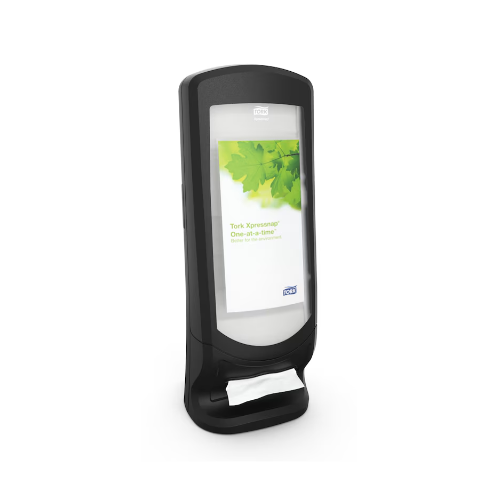Ein Tork Xpressnap® 272211 Steh- und Wandspender N4 in Schwarz, hergestellt von TORK - Essity Professional Hygiene Germany GmbH, wird vertikal präsentiert und hat ein Etikett mit grünen Blättern auf der Vorderseite. Der Spender verfügt unten über eine teilweise freiliegende Serviette für verbesserte Hygiene.
