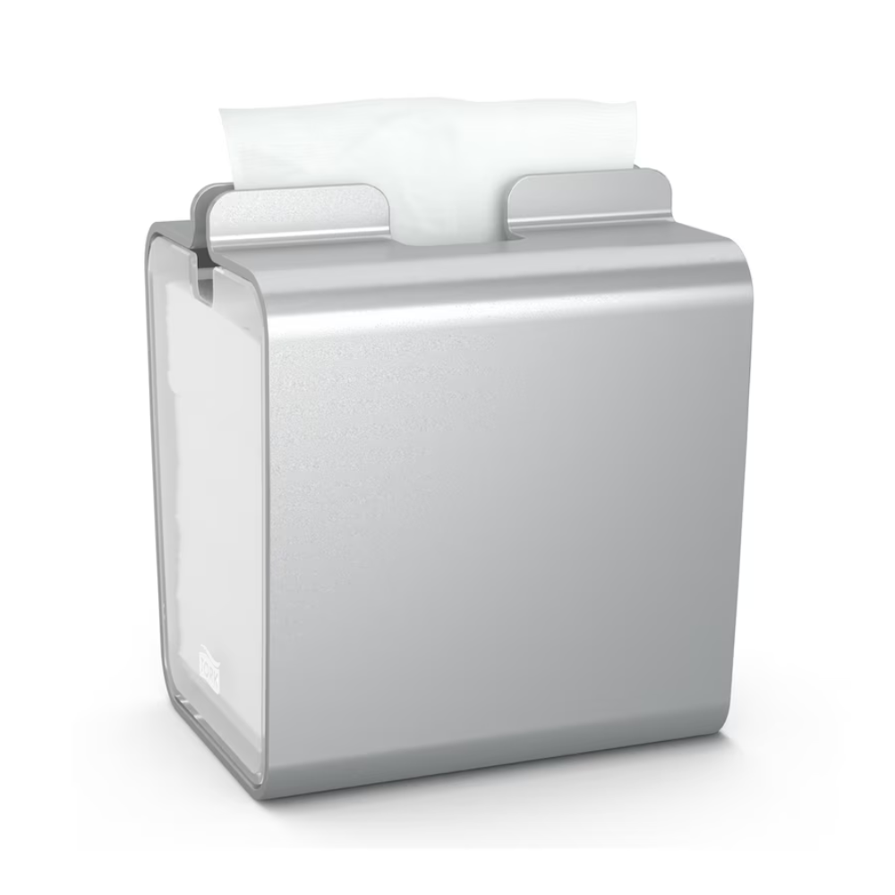 Ein rechteckiger Tork Xpressnap® 274002 Serviettenspender aus Aluminium mit einer einzelnen weißen Serviette, die leicht von oben heruntergezogen ist, weist ein elegantes metallisches Finish auf. Sein kompaktes Design macht ihn ideal für Küchen oder Selbstbedienungsrestaurants.